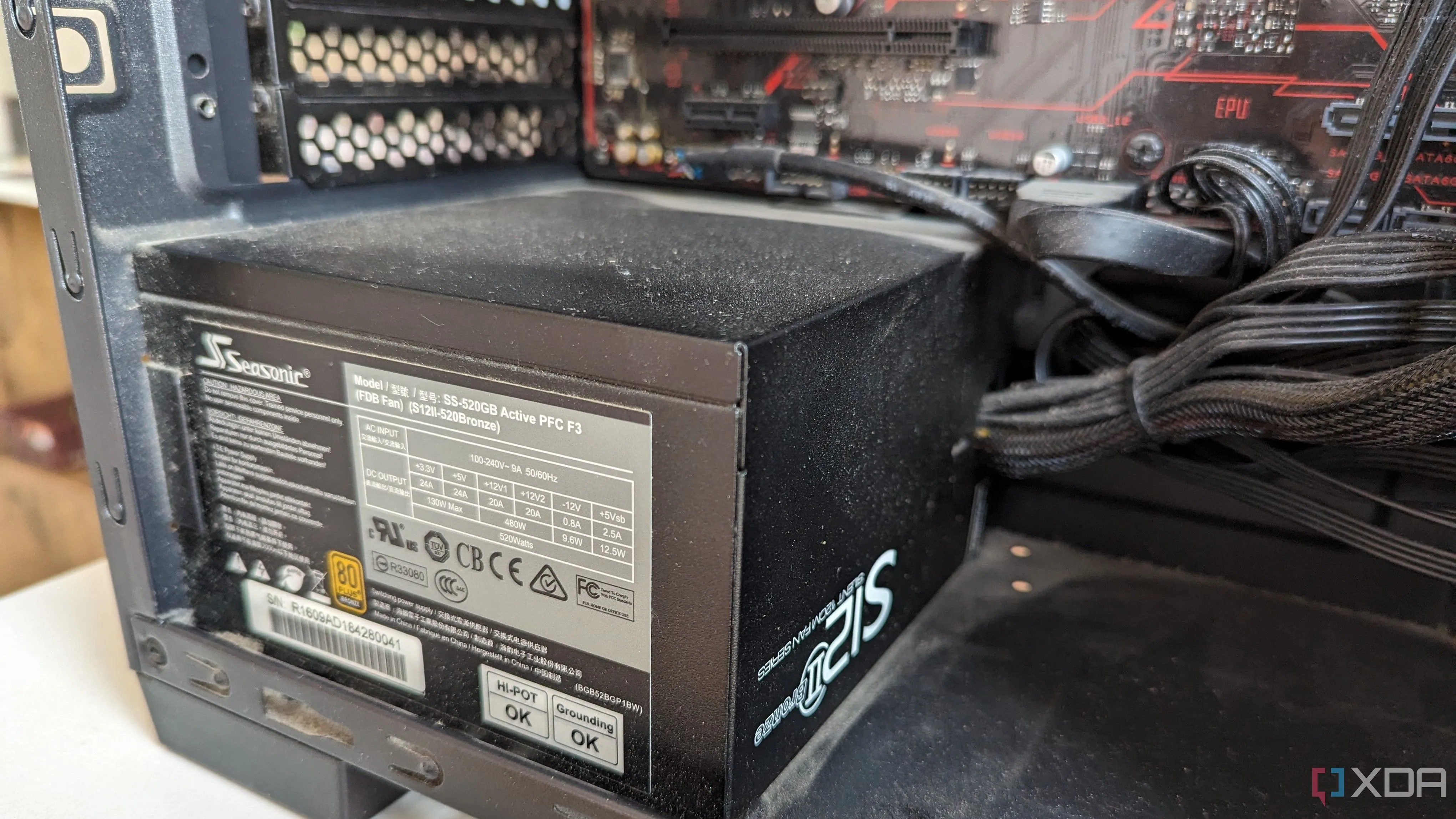 Ảnh cận cảnh bộ nguồn (PSU) bên trong một máy tính chơi game