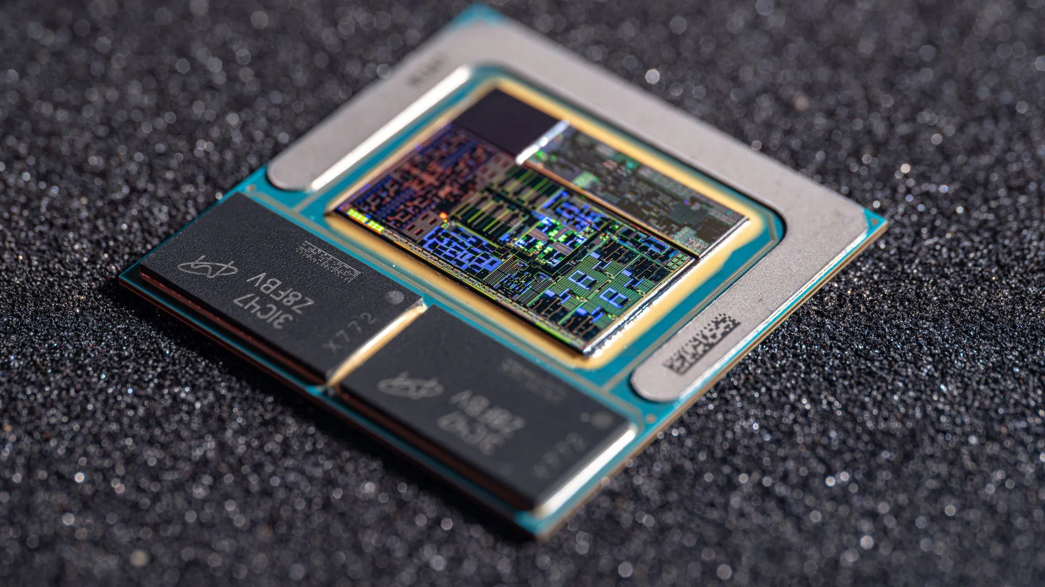 Ảnh cận cảnh die của chip Intel Lunar Lake với cấu hình 4+4, minh họa tích hợp RAM hàn chết trên cùng một package để tối ưu hiệu năng và giải quyết vấn đề tín hiệu