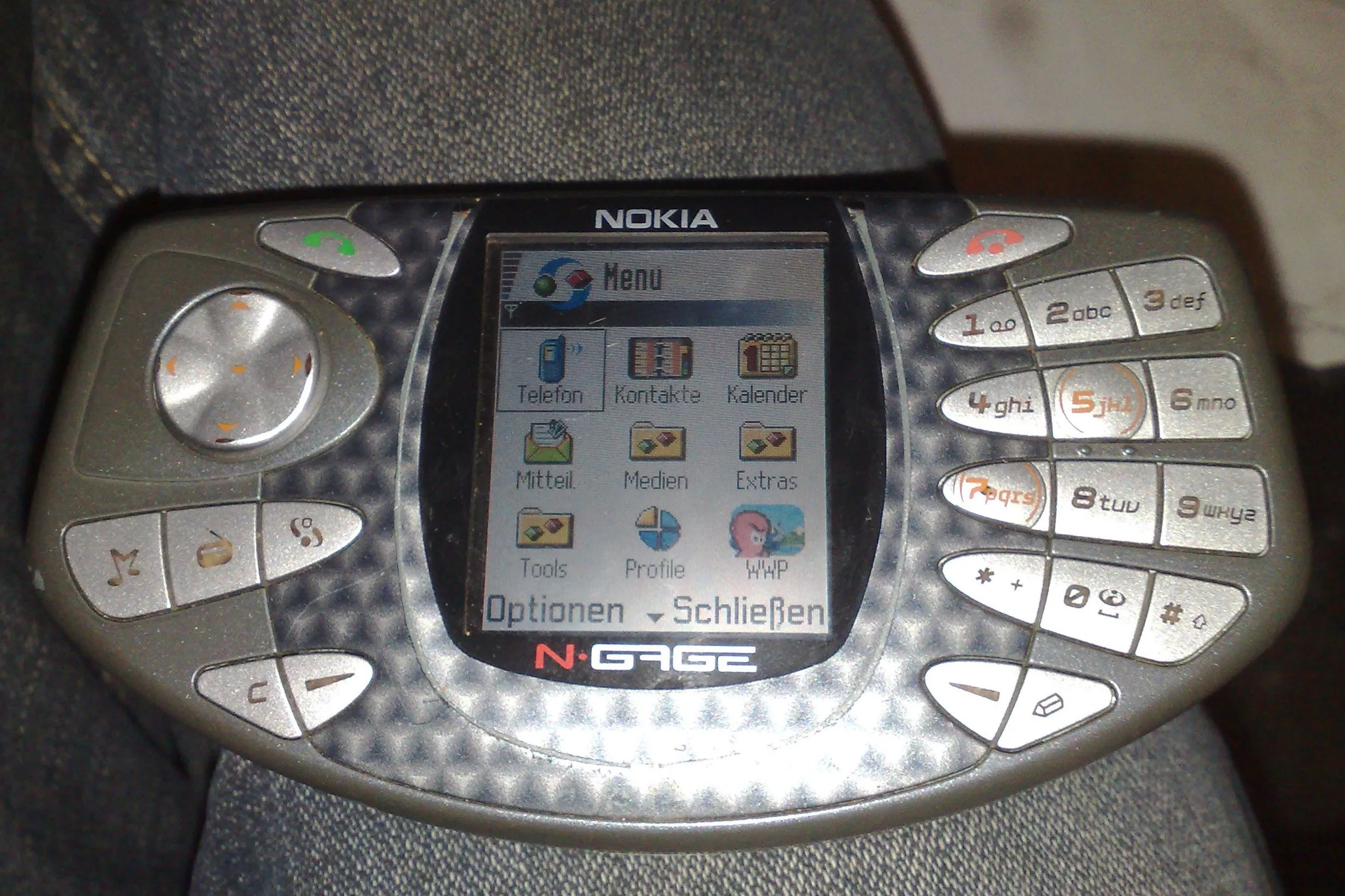 Ảnh cận cảnh phiên bản Nokia N-Gage thế hệ đầu tiên với thiết kế 'điện thoại taco' gây tranh cãi.
