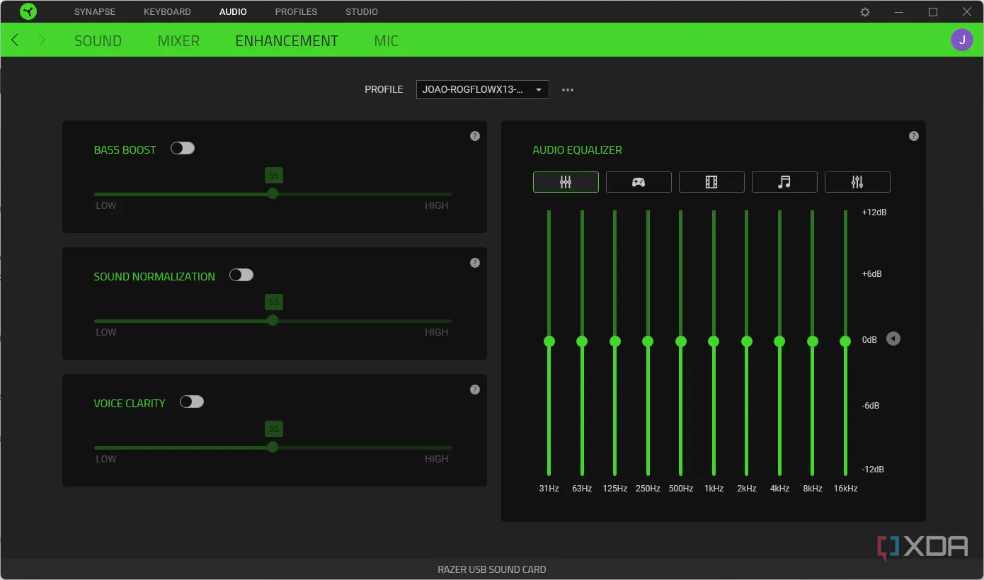 Ảnh chụp màn hình phần mềm Razer Synapse hiển thị cài đặt bộ cân bằng âm thanh và cải tiến tai nghe, minh họa khả năng tùy chỉnh của thiết bị không dây.