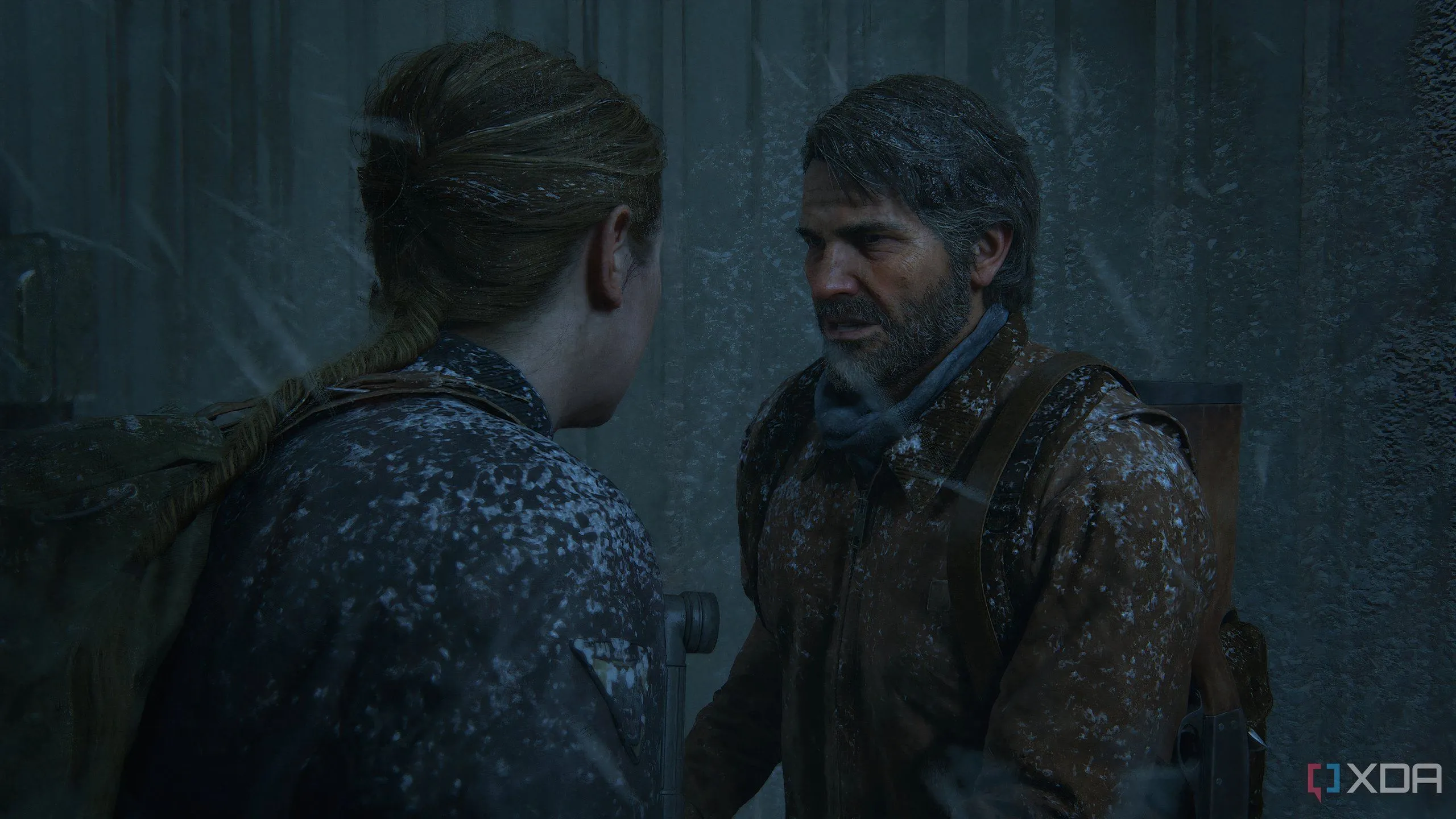 Ảnh chụp màn hình từ trò chơi The Last of Us Part 2 Remastered trên PC, cho thấy Joel gặp Abby trong một trận bão tuyết.