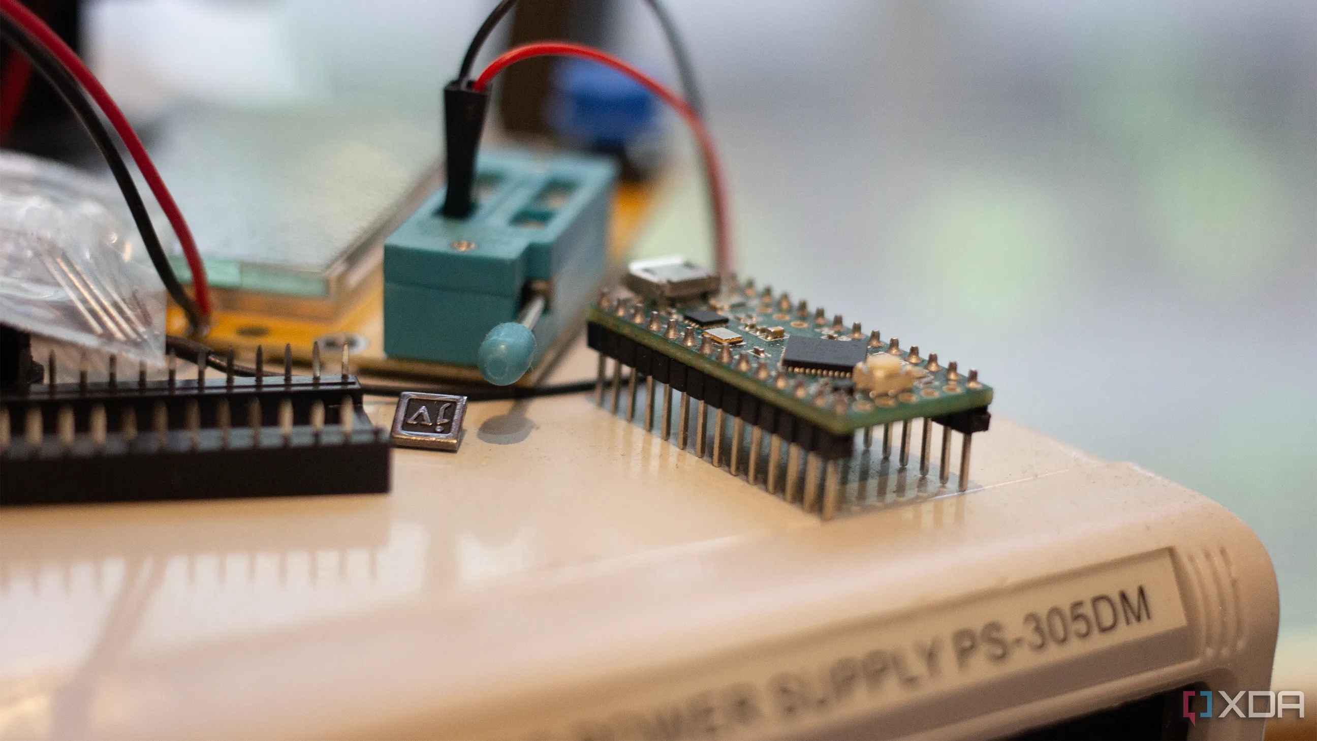 Arduino, nguồn điện, và thiết bị kiểm tra transistor AVR