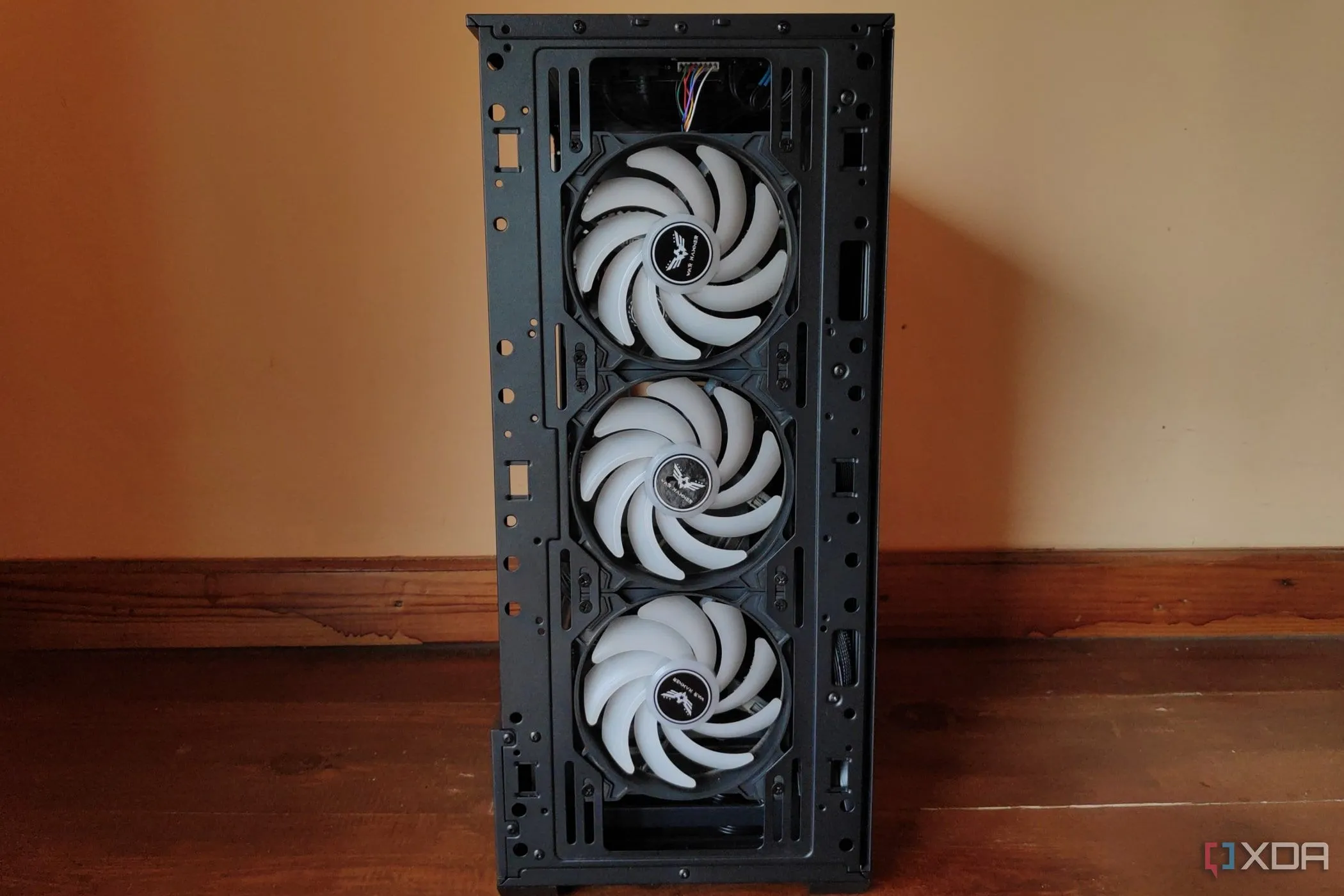 Ba quạt tản nhiệt hiệu năng cao bên trong vỏ case MSI Forge 110R, minh họa vị trí quạt hút/thoát khí cho luồng không khí hiệu quả.