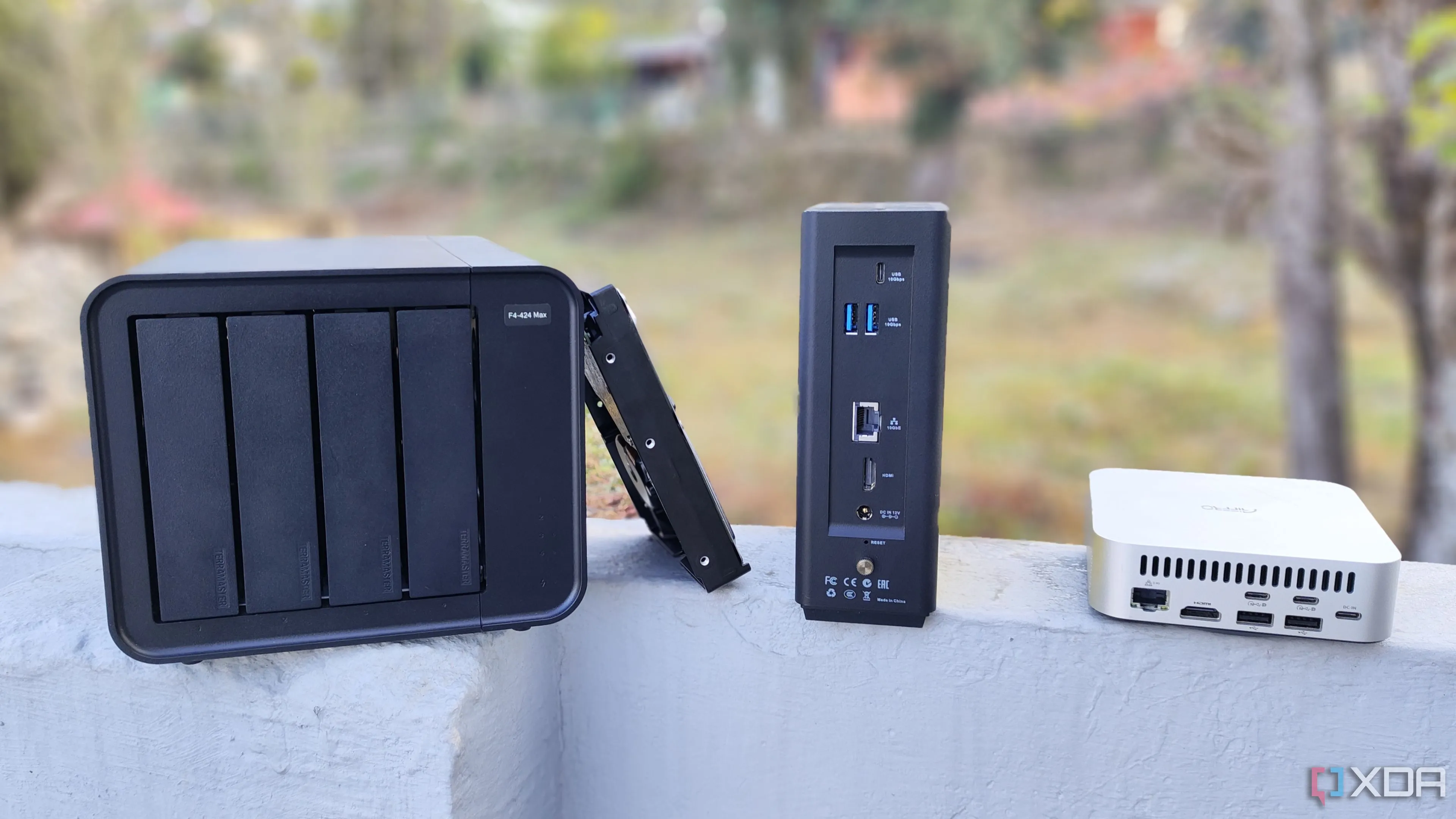 Ba thiết bị NAS (TerraMaster F4-424 Max, F8 SSD Plus, Aiffro K100) đặt cạnh nhau