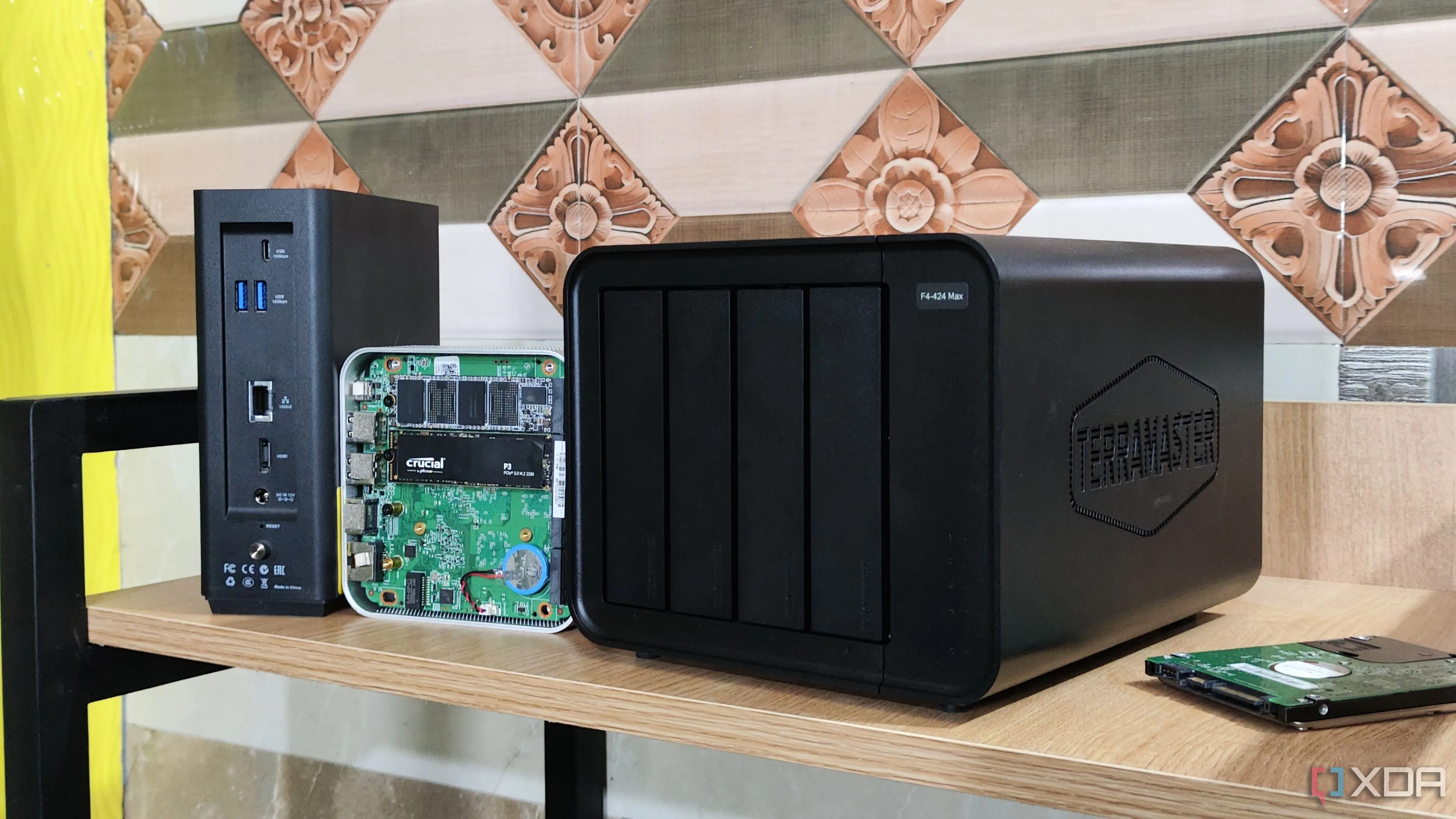 Ba thiết bị NAS (TerraMaster F8 SSD Plus, TerraMaster F4-424 Max, Aiffro K100 NAS) minh họa cho khả năng mở rộng lưu trữ tự do.