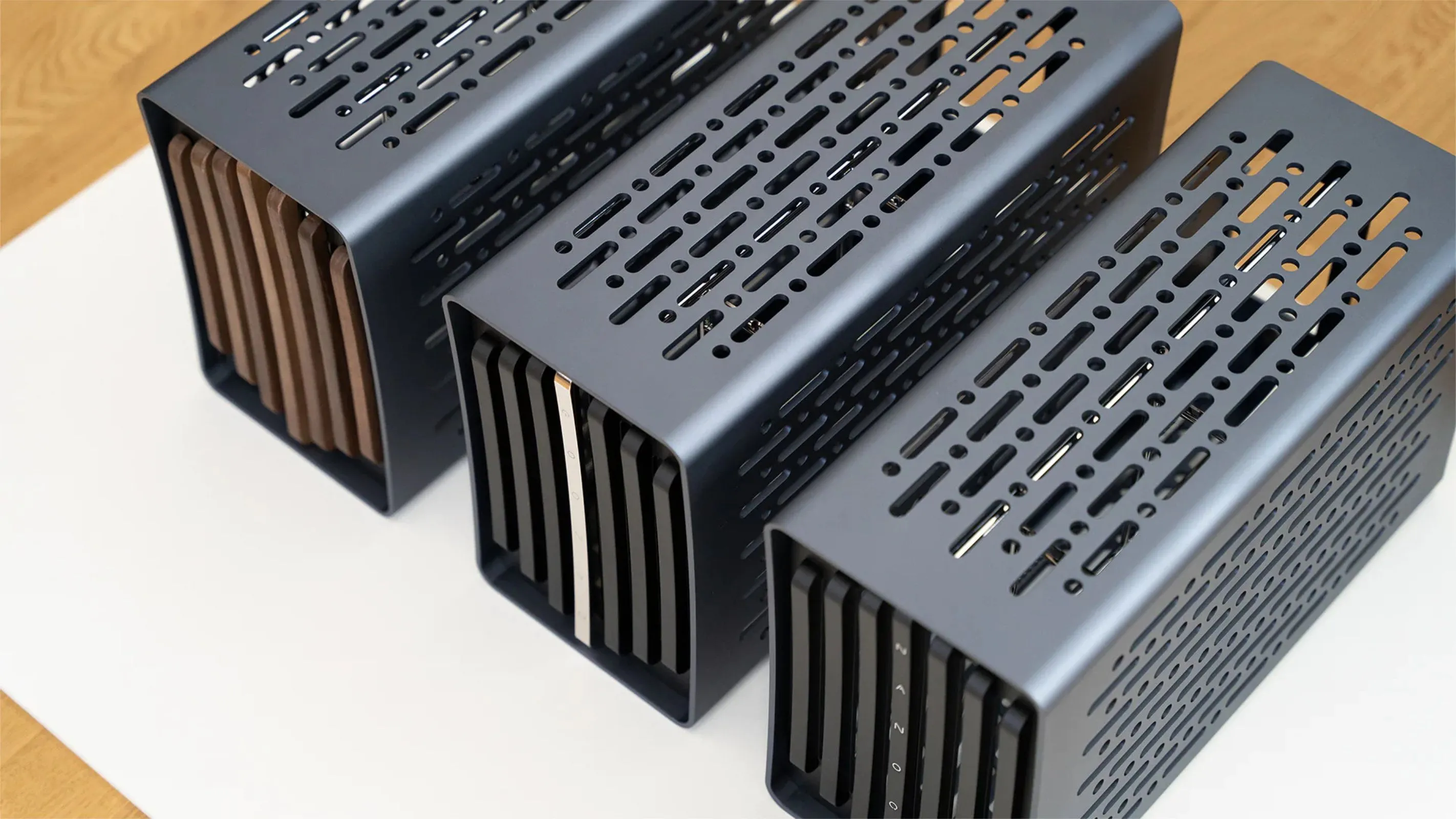 Ba vỏ case Thor-Zone Nanoq R xếp thành hàng trên bàn trắng