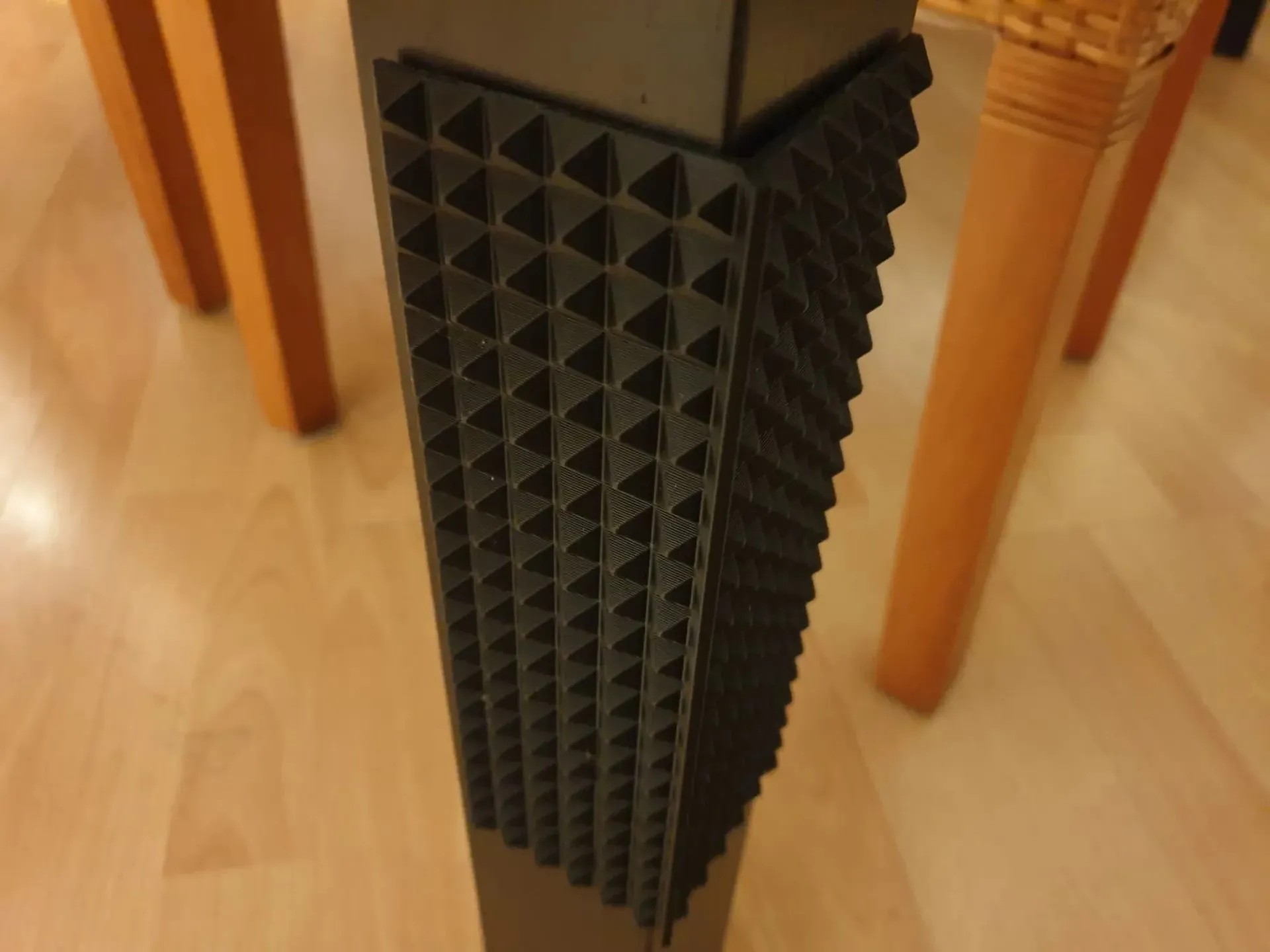 Bàn cào góc tường dành cho mèo in 3D, giúp bảo vệ đồ nội thất và cung cấp nơi cào móng an toàn, tiện lợi cho mèo.