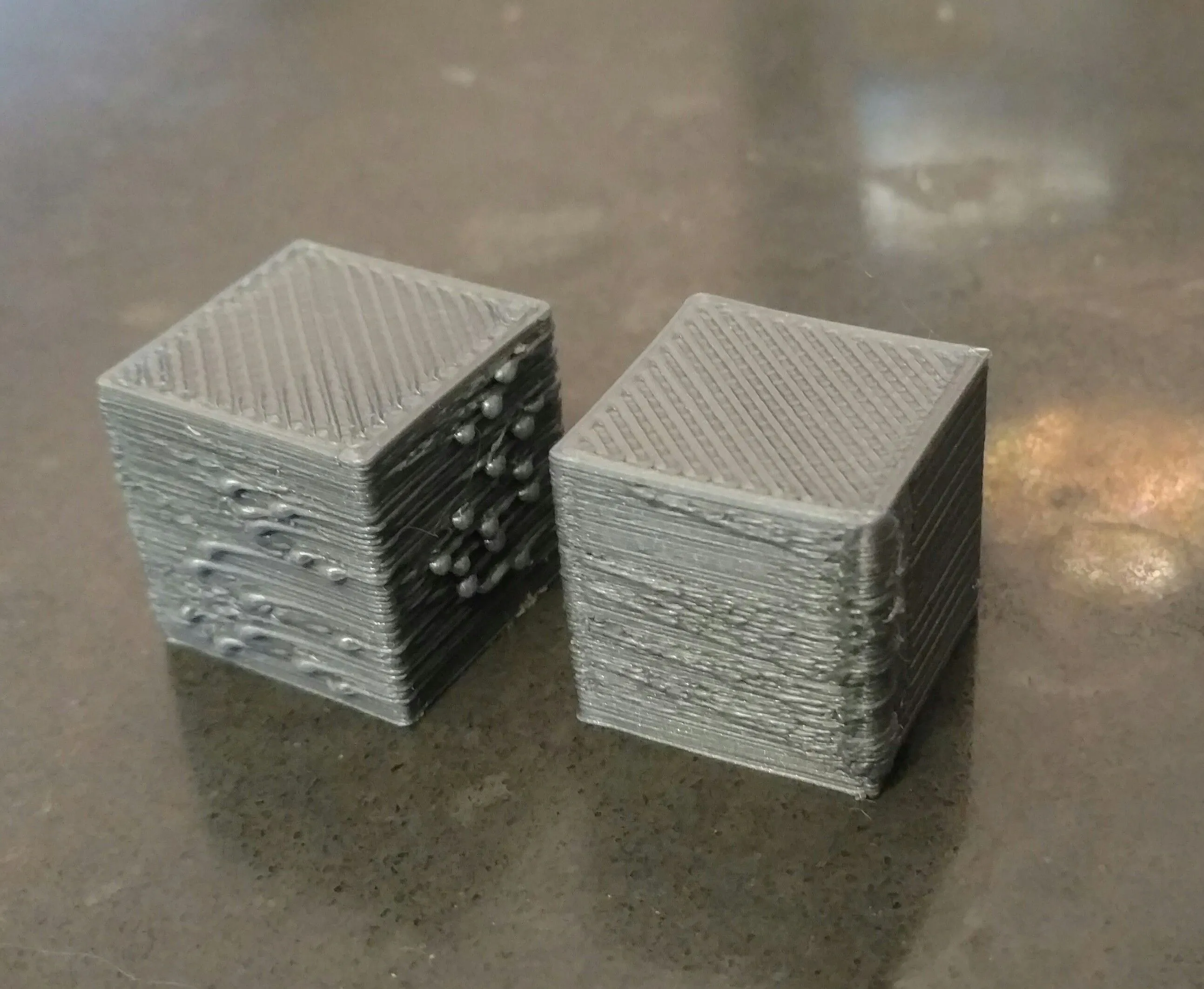 Bản in 3D bị thừa nhựa rõ rệt ở các lớp, gây ra bề mặt lồi lõm và không đồng đều