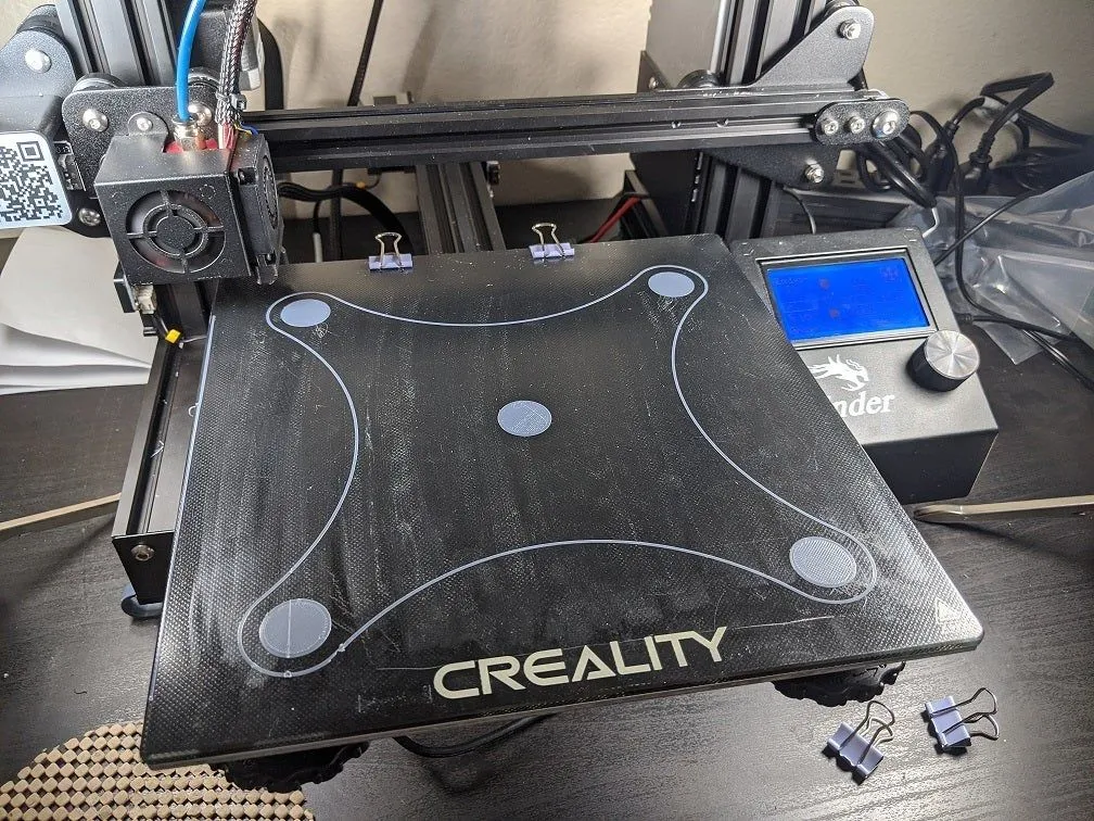 Bàn in của máy in 3D Ender 3 hoặc Ender 3 Pro được hiệu chỉnh để đảm bảo độ bám dính sợi nhựa