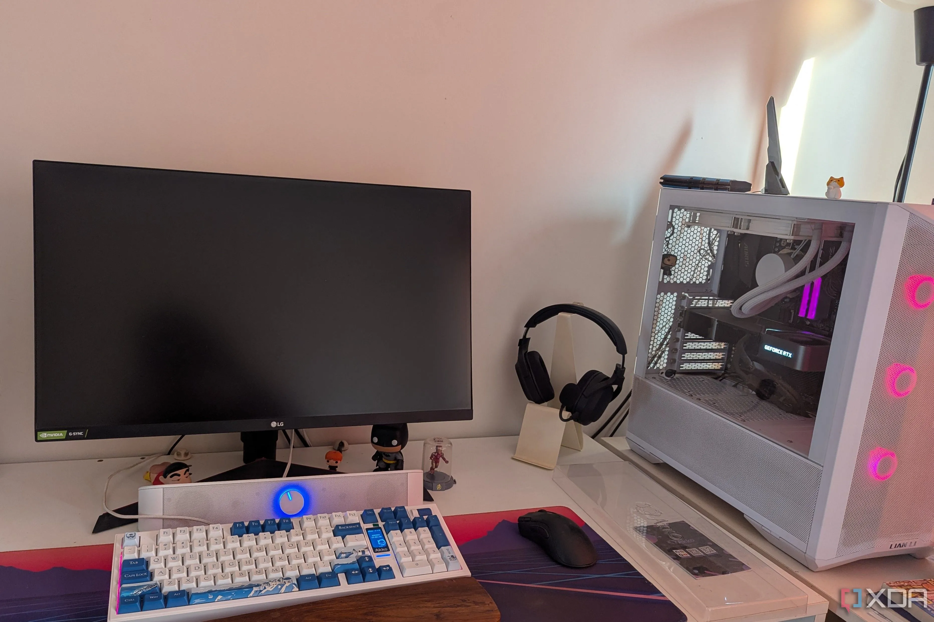 Bàn làm việc với setup PC chơi game hiện đại, màn hình tắt và không gian gọn gàng