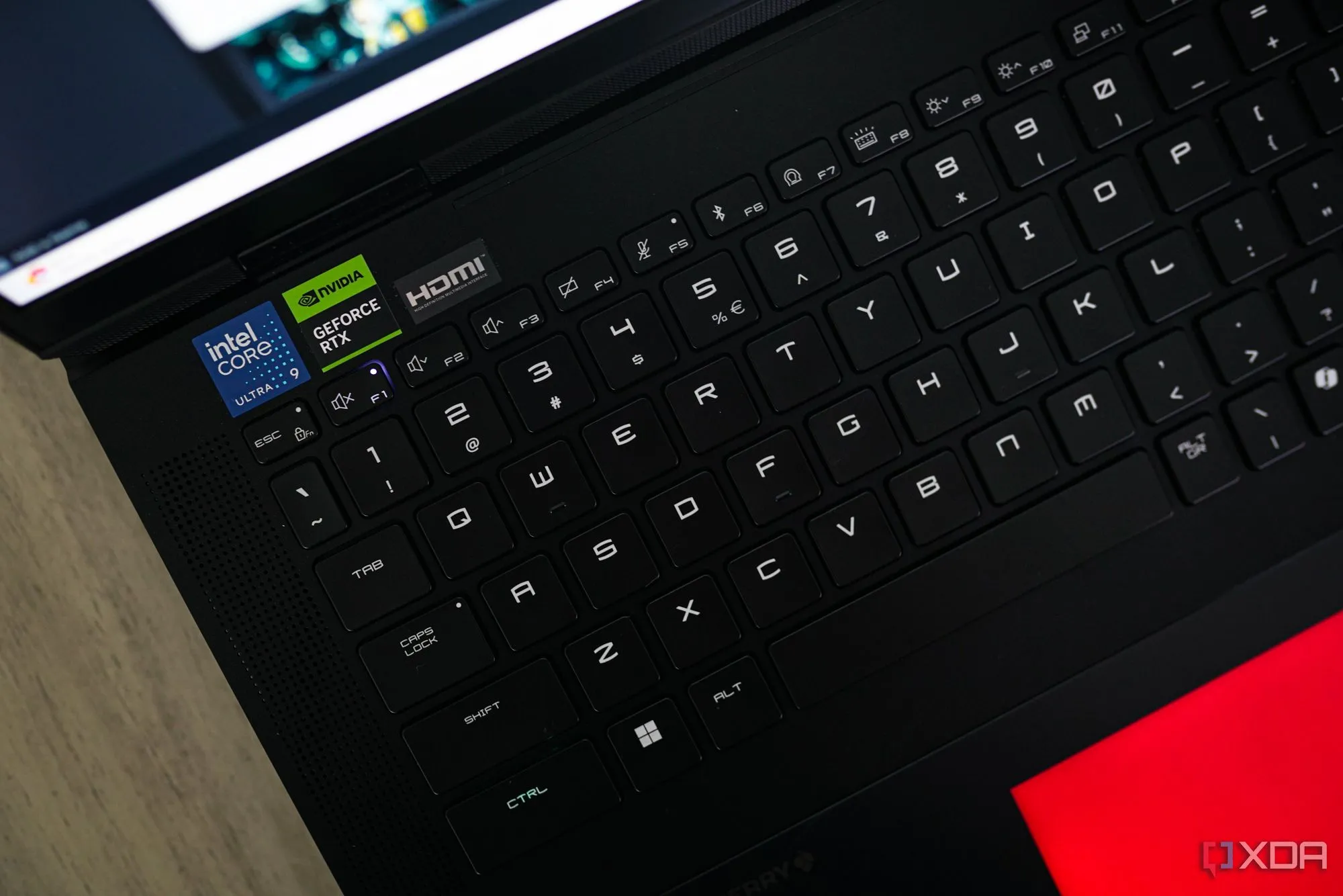 Bàn phím Cherry MX của MSI Titan 18 HX AI với các phím cơ và phím màng truyền thống