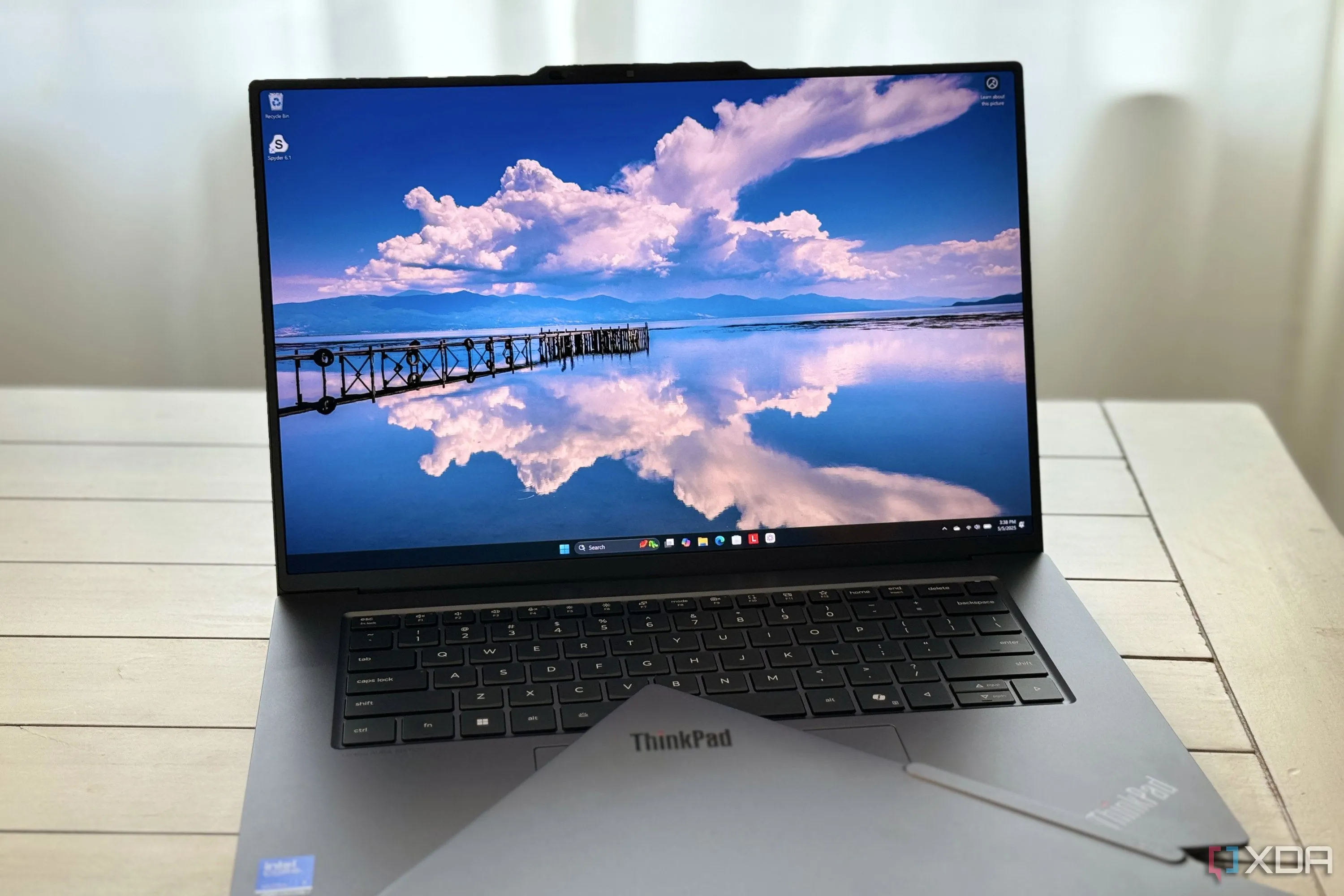 Bàn phím của laptop Lenovo ThinkPad X9 14 inch với một chiếc ThinkPad gập lại đặt phía trên bàn phím