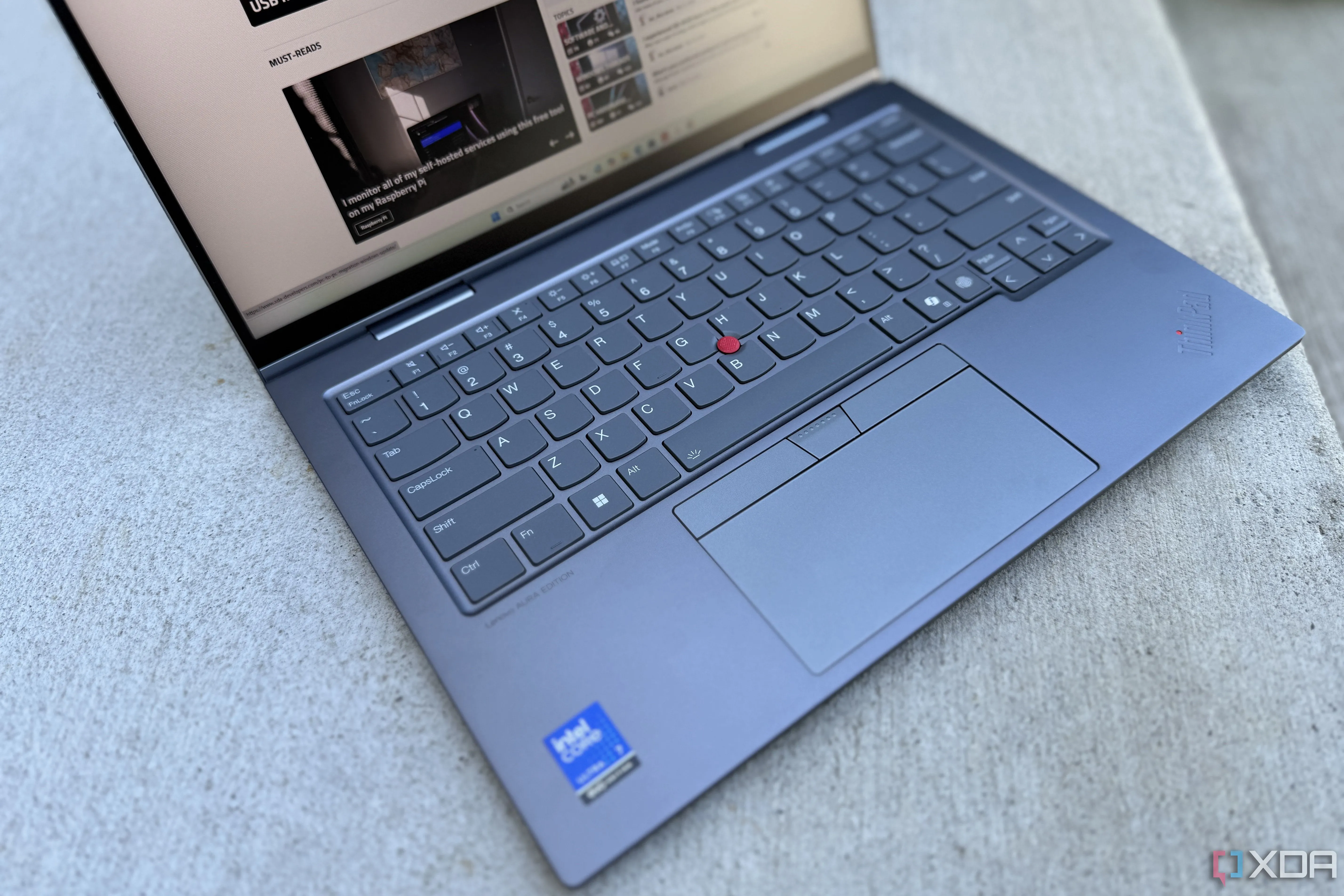 Bàn phím của ThinkPad X1 2-in-1 nhìn từ cạnh bên, nổi bật với hành trình phím sâu và thiết kế ergonomic, mang lại trải nghiệm gõ tốt.