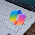 Bàn phím laptop với phím Copilot được làm nổi bật