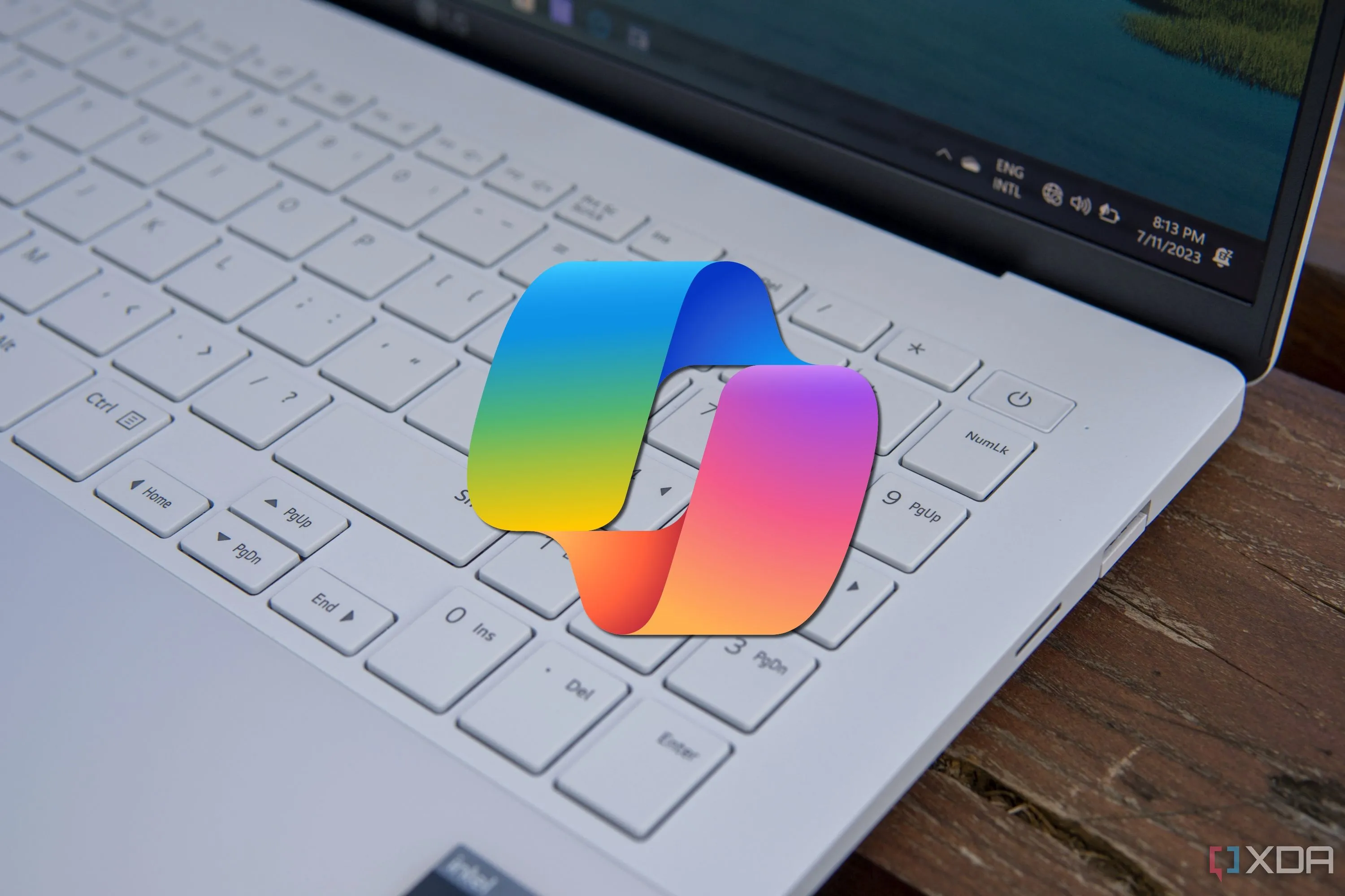 Bàn phím laptop với phím Copilot được làm nổi bật