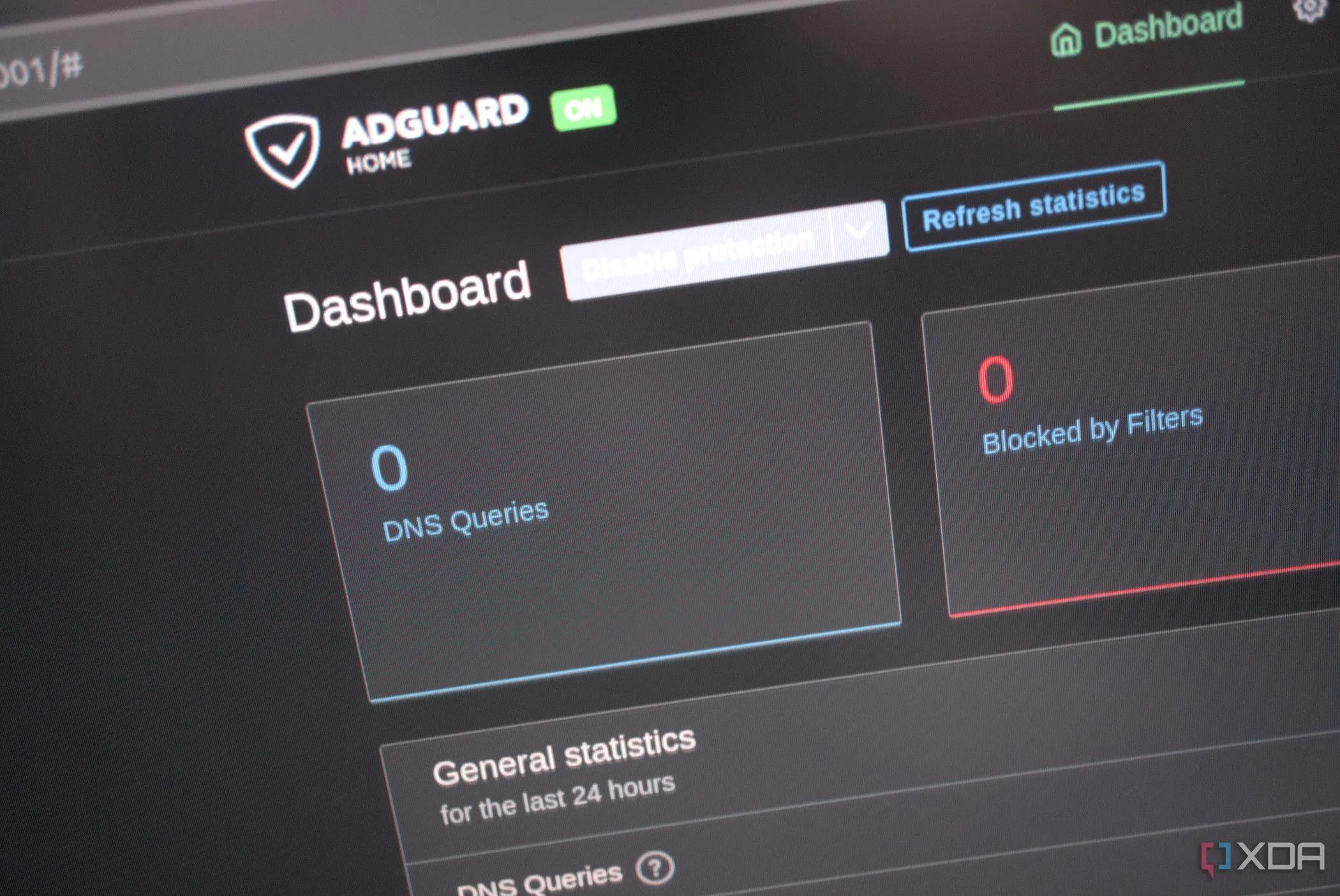 Bảng điều khiển quản trị web của AdGuard hiển thị các thống kê chặn quảng cáo và quản lý bộ lọc DNS