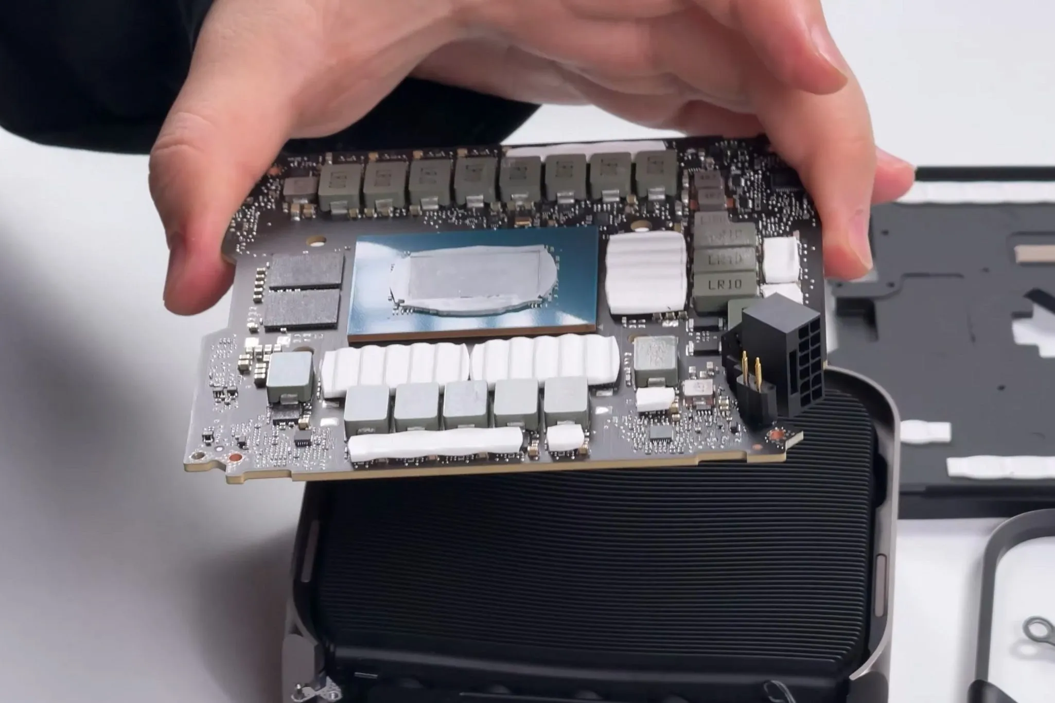 Bảng mạch PCB của card đồ họa RTX 5080, đại diện cho thiết kế kỹ thuật của dòng GPU cao cấp NVIDIA