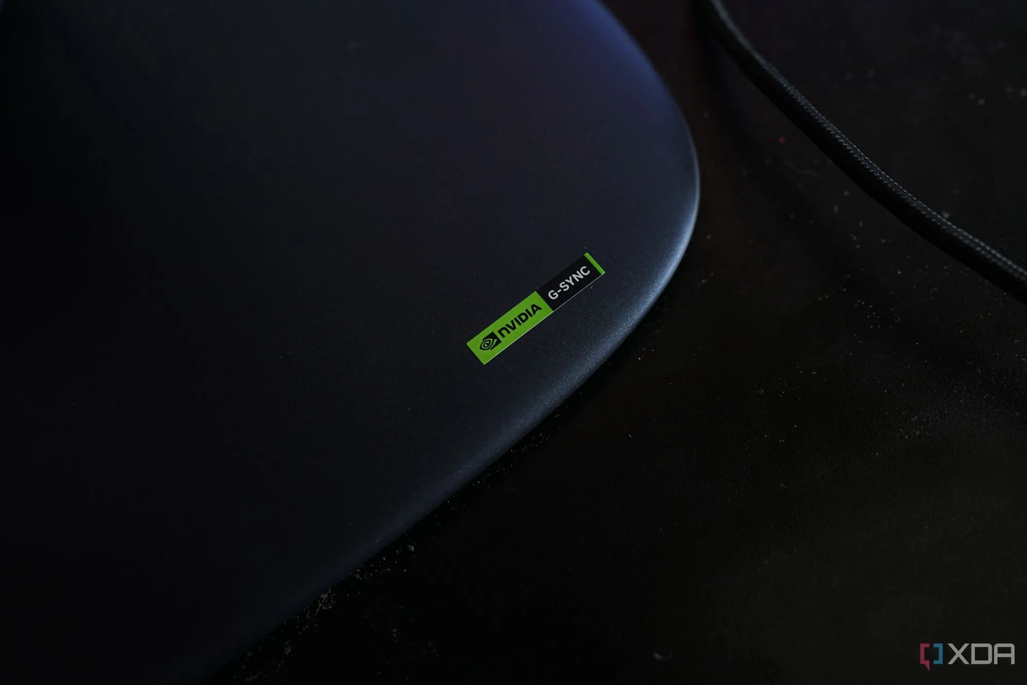 Biểu tượng G-Sync Compatibility trên màn hình Alienware AW2725Q, đảm bảo trải nghiệm chơi game mượt mà