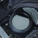 Block tản nhiệt nước AIO gắn trên CPU của bo mạch chủ
