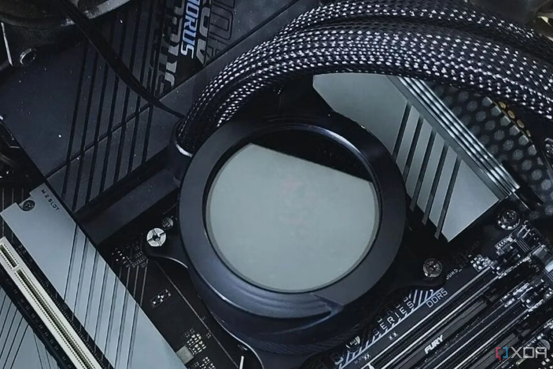 Block tản nhiệt nước AIO gắn trên CPU của bo mạch chủ