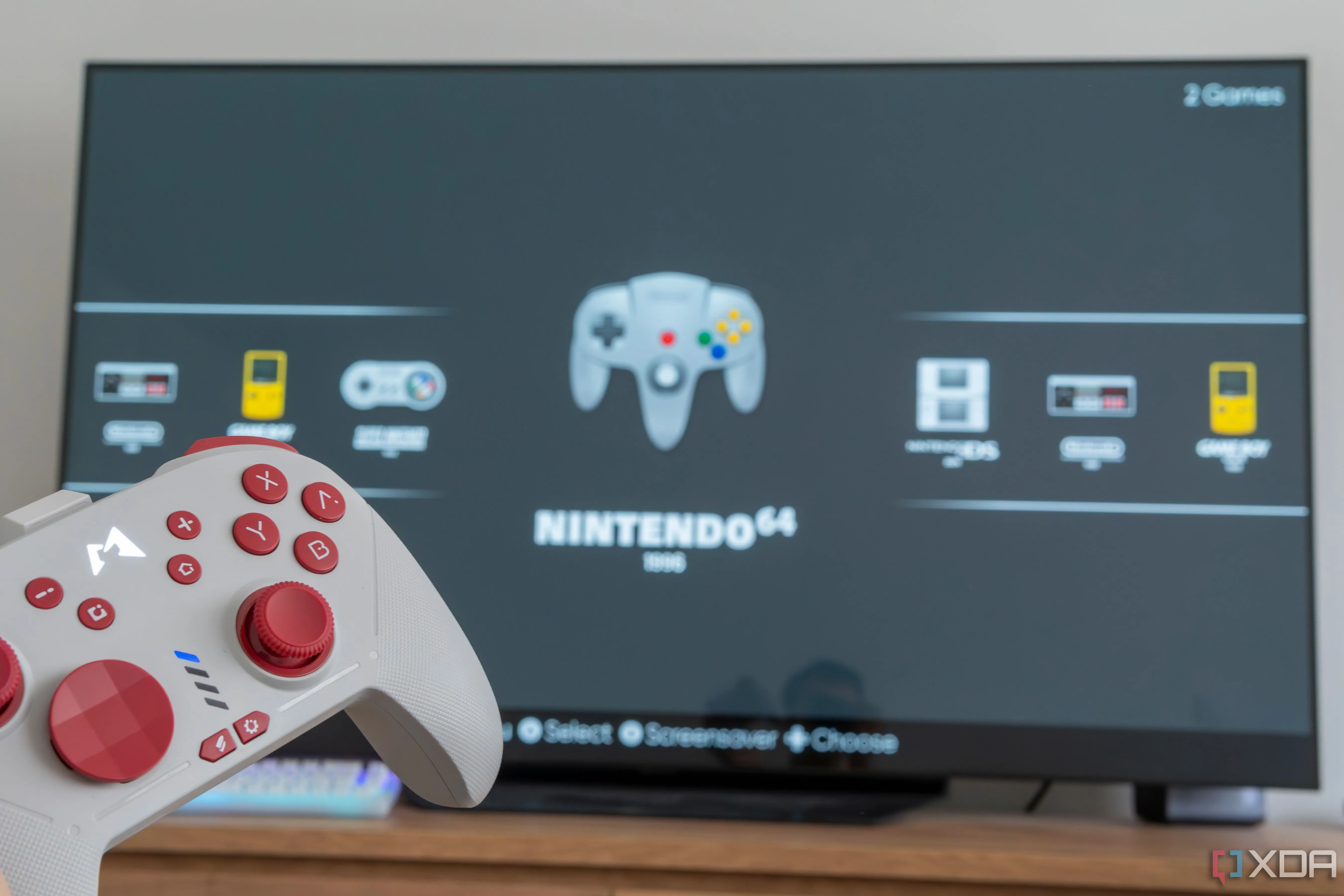Bộ điều khiển chơi game cầm tay và màn hình hiển thị giao diện EmulationStation, gợi nhớ trải nghiệm chơi game retro