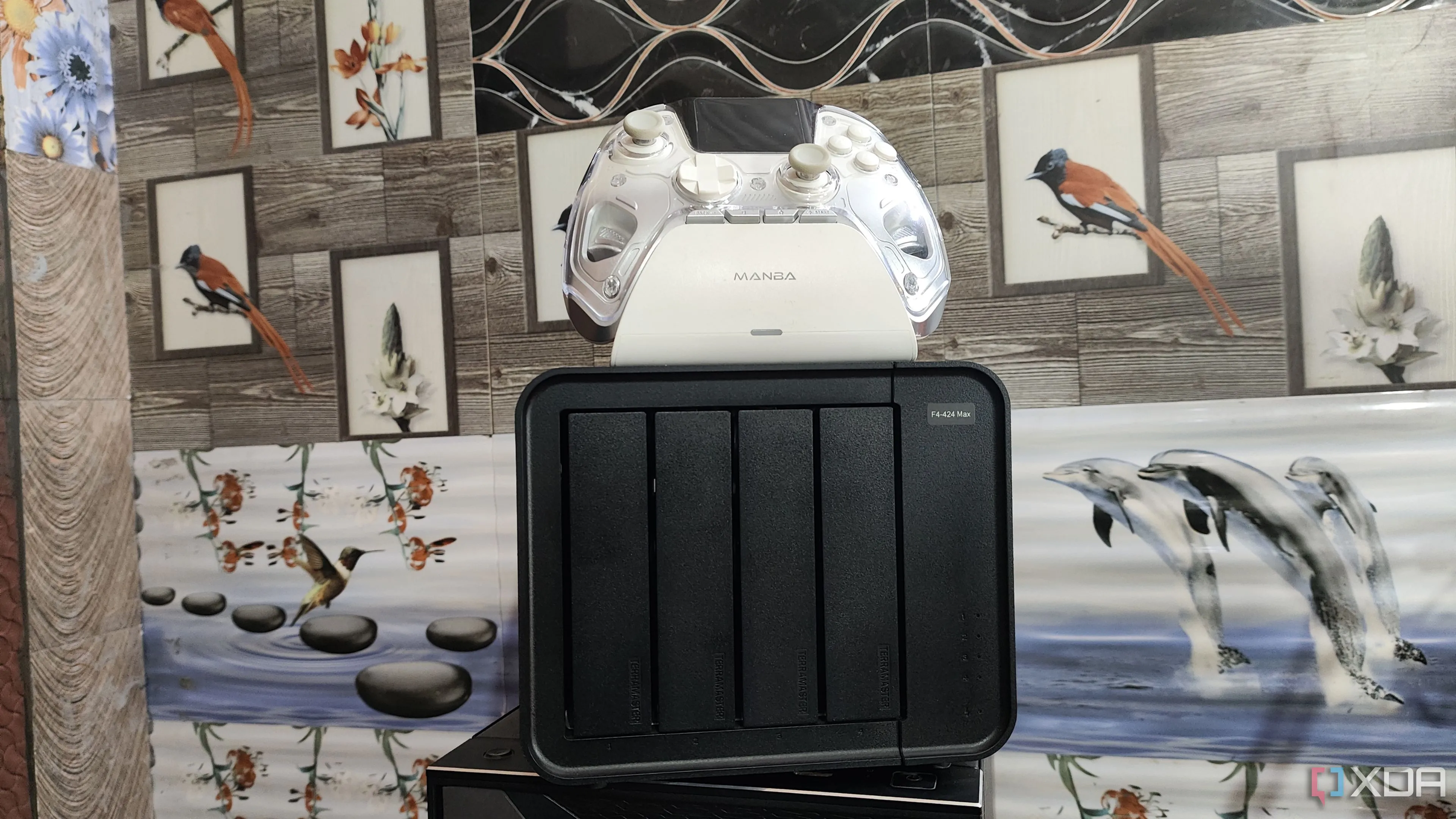 Bộ điều khiển chơi game được đặt trên thiết bị NAS (Network Attached Storage), biểu tượng cho việc tự host máy chủ media