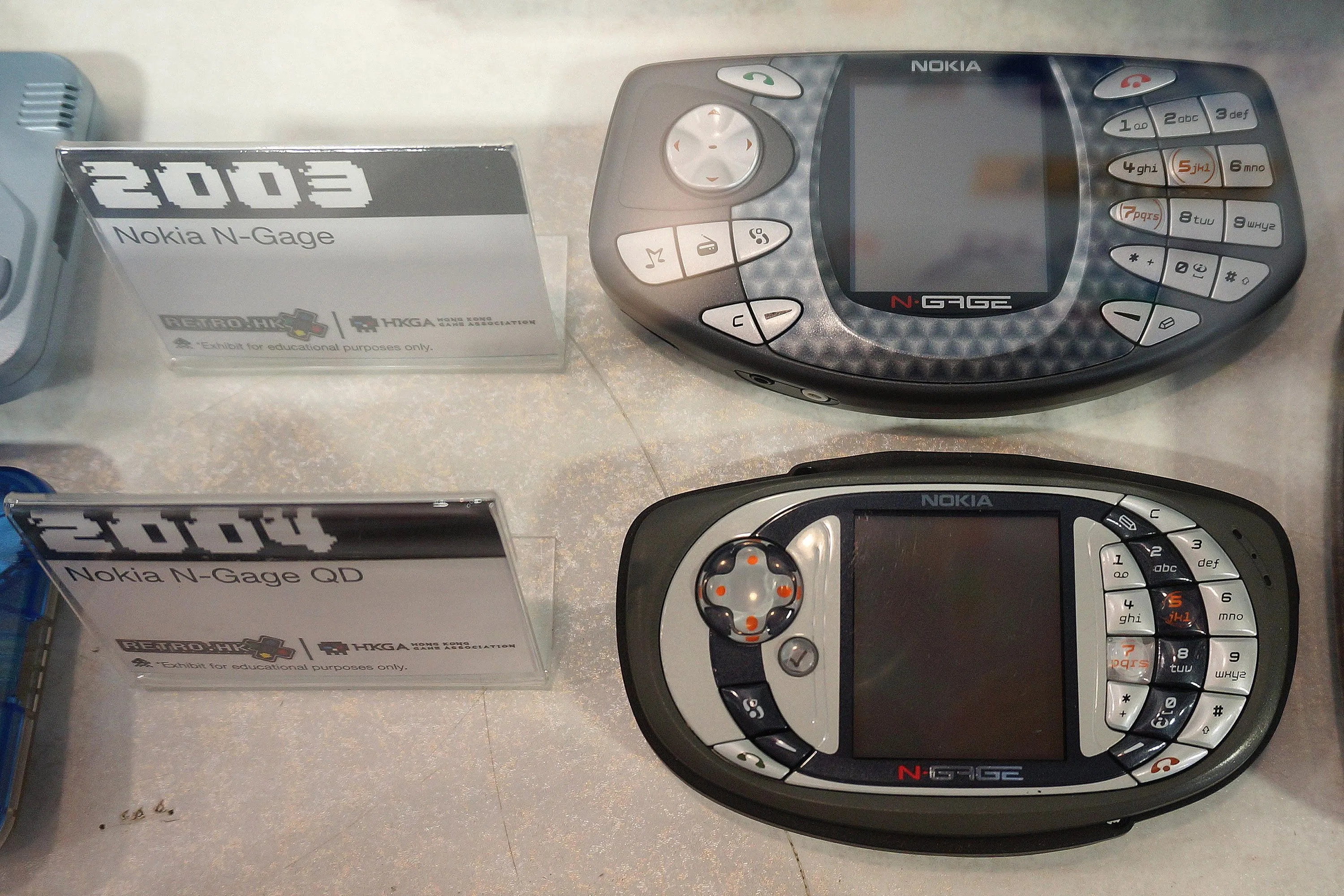 Bộ đôi điện thoại lai console Nokia N-Gage và Nokia N-Gage QD.
