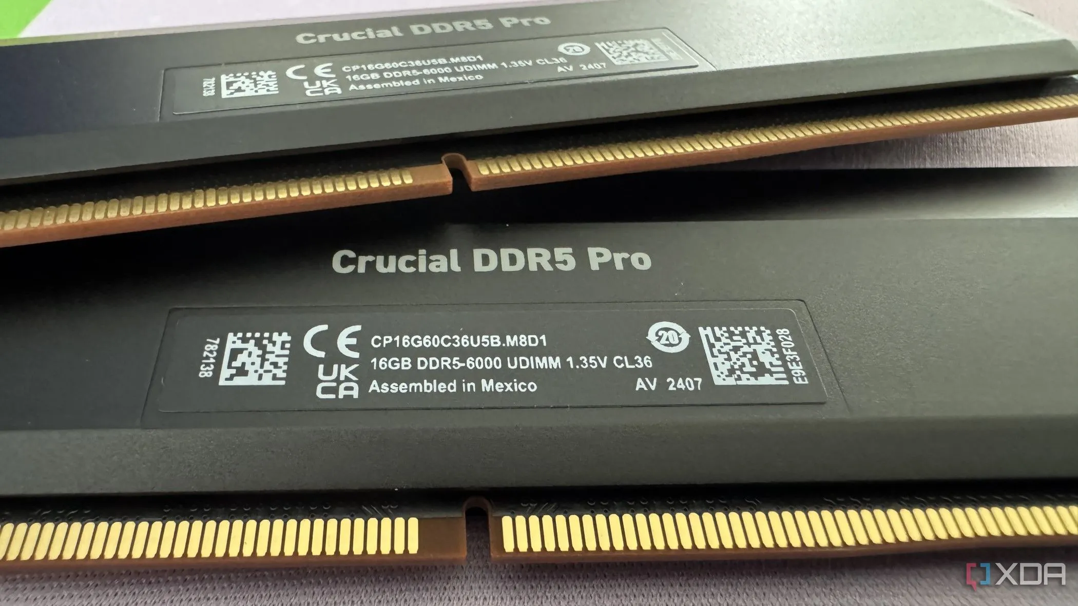 Bộ kit RAM DDR5-6000 Crucial Pro Overclocking hiển thị nhãn dán thông số độ trễ CAS (CL)