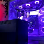 Bộ lưu điện UPS màu đen cạnh thùng máy tính chơi game