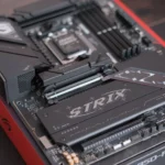 Bo mạch chủ Asus ROG Strix B850-F Gaming WiFi nhìn từ góc cạnh, thể hiện thiết kế VRM và heatsink