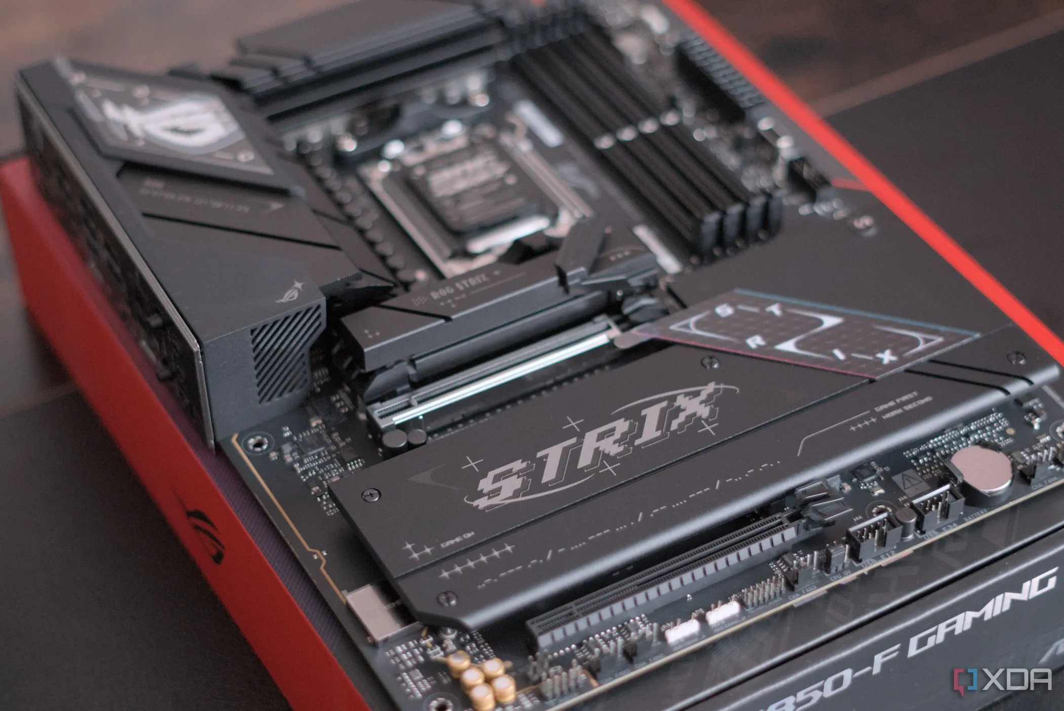 Bo mạch chủ Asus ROG Strix B850-F Gaming WiFi nhìn từ góc cạnh, thể hiện thiết kế VRM và heatsink