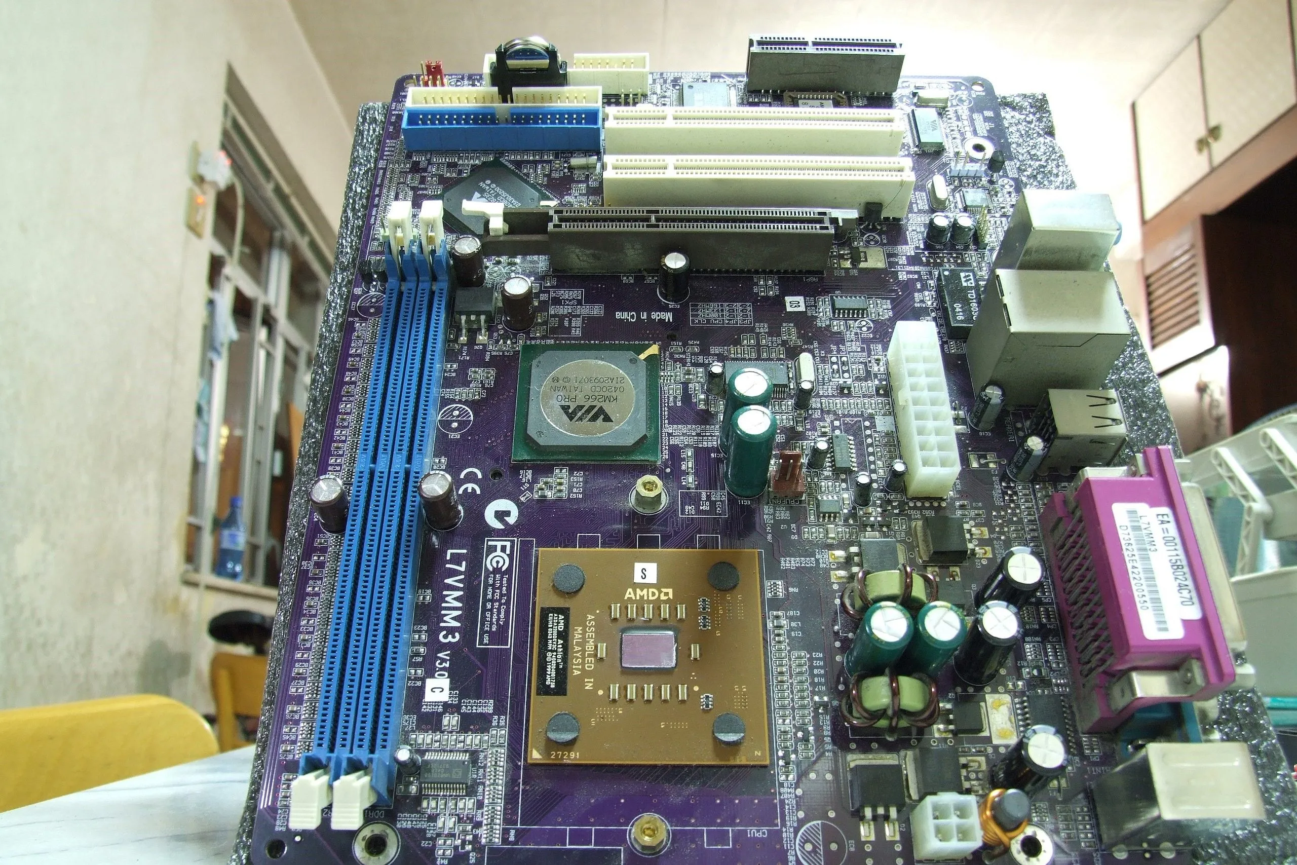 Bo mạch chủ ATX đặt dọc trên bề mặt trắng, thể hiện các khe cắm PCIe