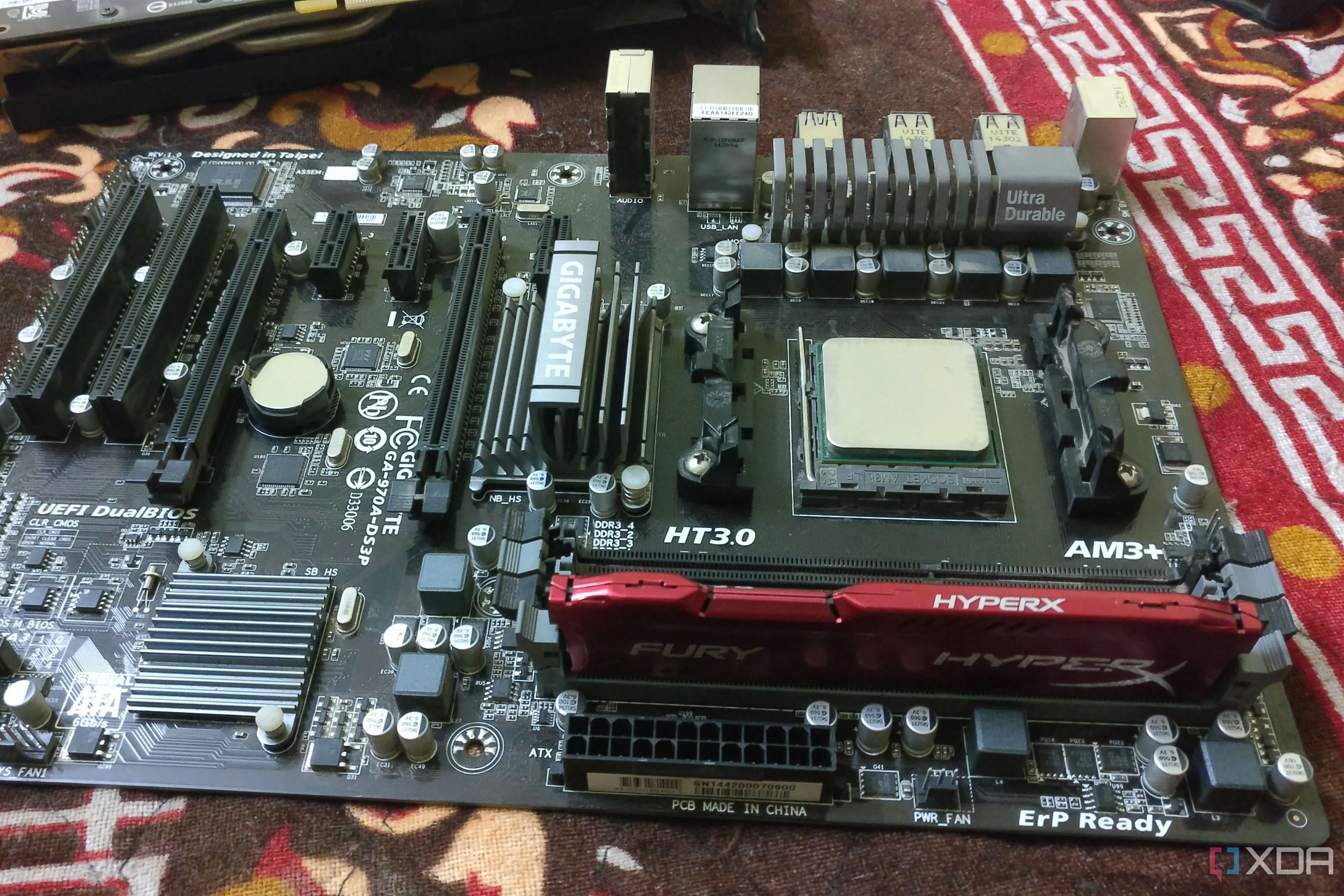Bo mạch chủ Gigabyte AM3+ với CPU AMD và RAM HyperX