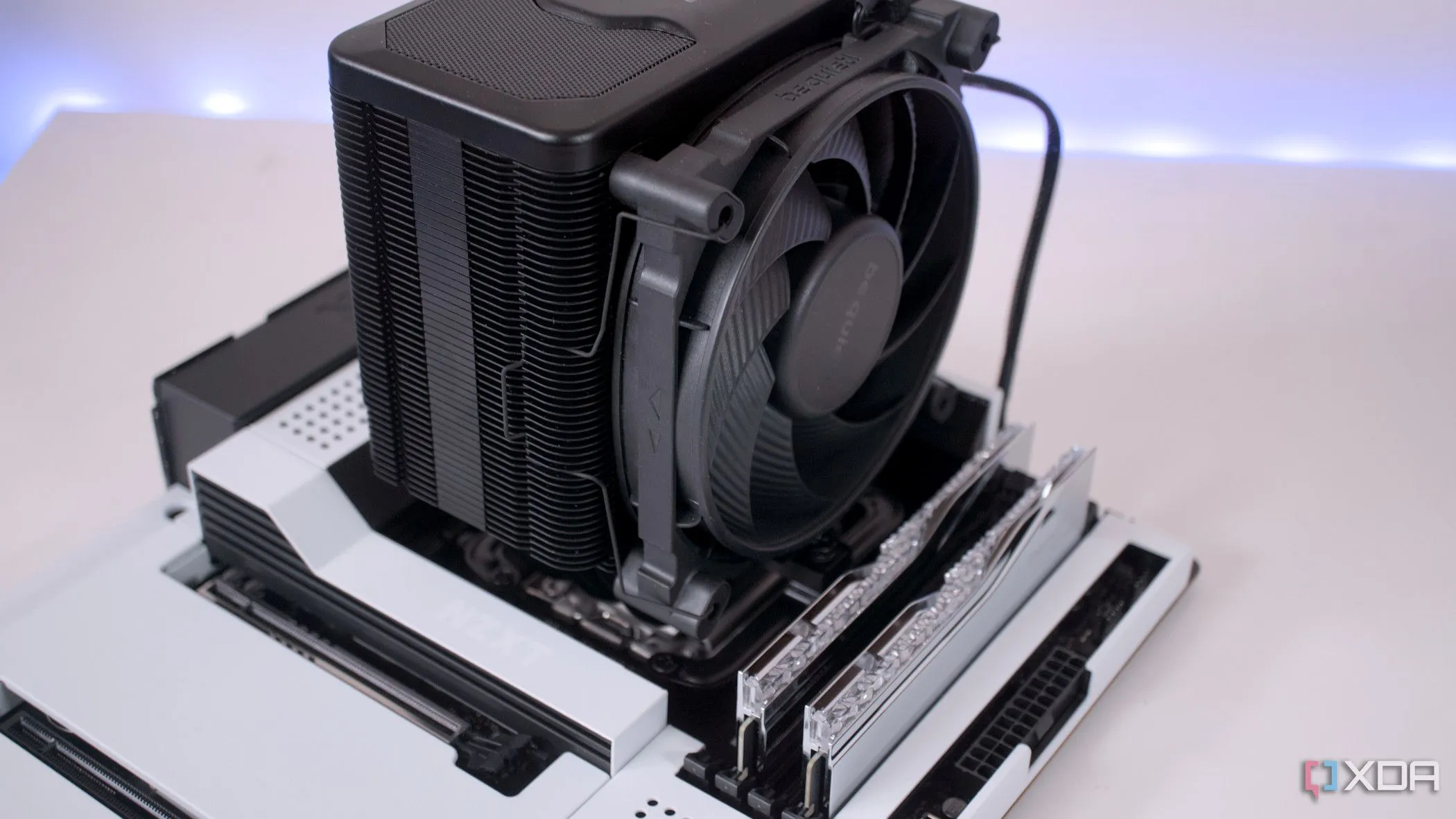 Bo mạch chủ NZXT N7 B650E với tản nhiệt CPU đã lắp