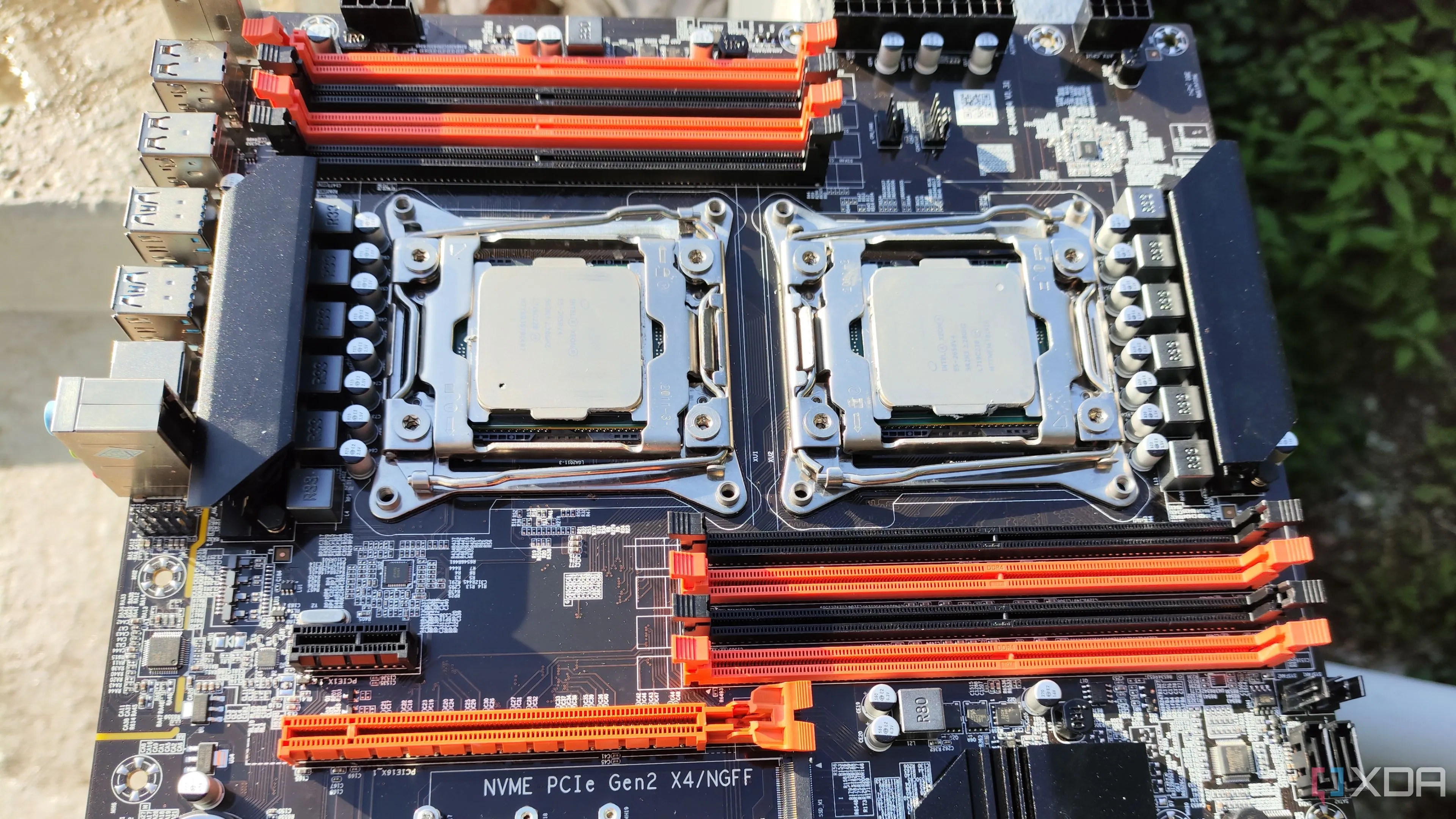 Bo mạch chủ X99 với hai bộ vi xử lý Intel Xeon và nhiều khe cắm RAM ECC, thể hiện khả năng mở rộng bộ nhớ và xử lý đa luồng cho máy chủ home lab.