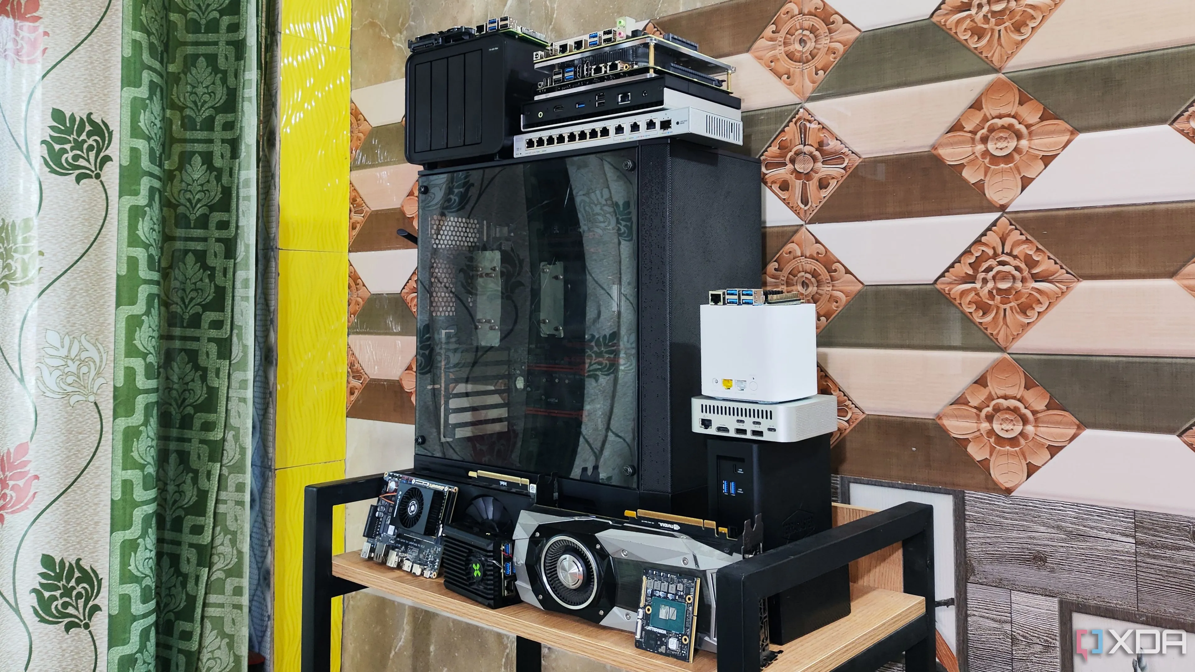 Bộ sưu tập các thiết bị điện tử trong một home lab điển hình, bao gồm server và phụ kiện công nghệ.