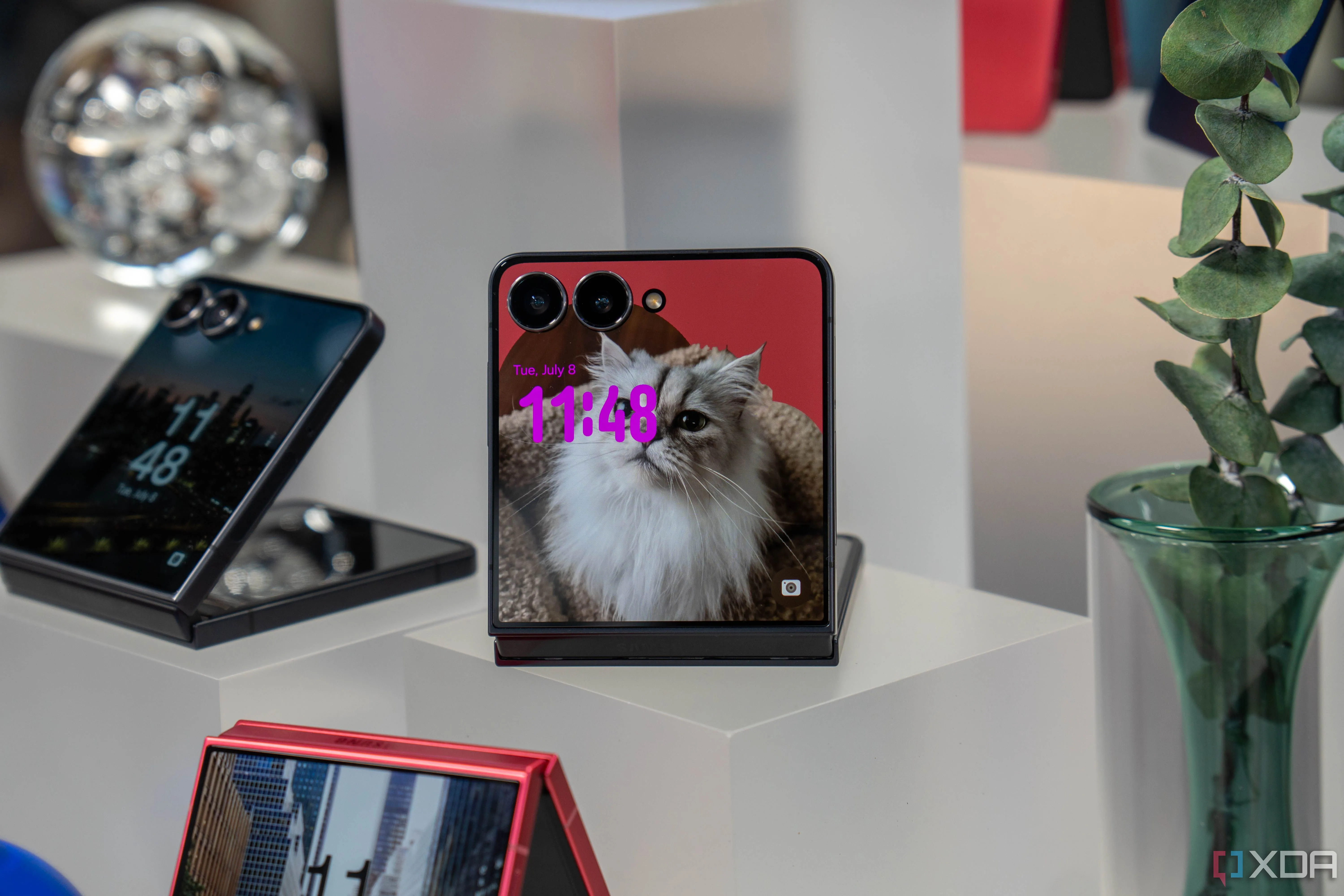 Bộ sưu tập Samsung Galaxy Z Flip 7 với nhiều màu sắc khác nhau ở chế độ Flex Mode