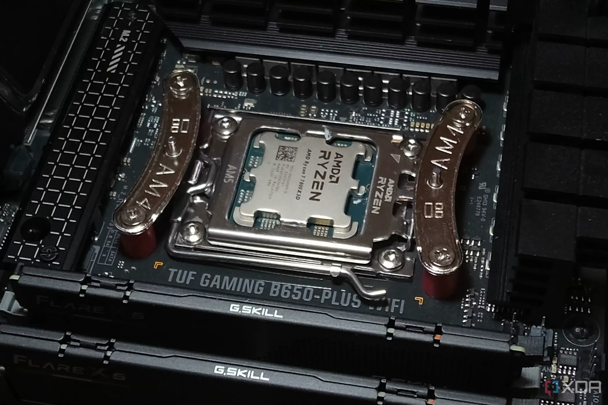 Bộ vi xử lý AMD Ryzen 7 7800X3D được lắp đặt trên bo mạch chủ nền tảng AM5, sẵn sàng cho việc nâng cấp hiệu năng.