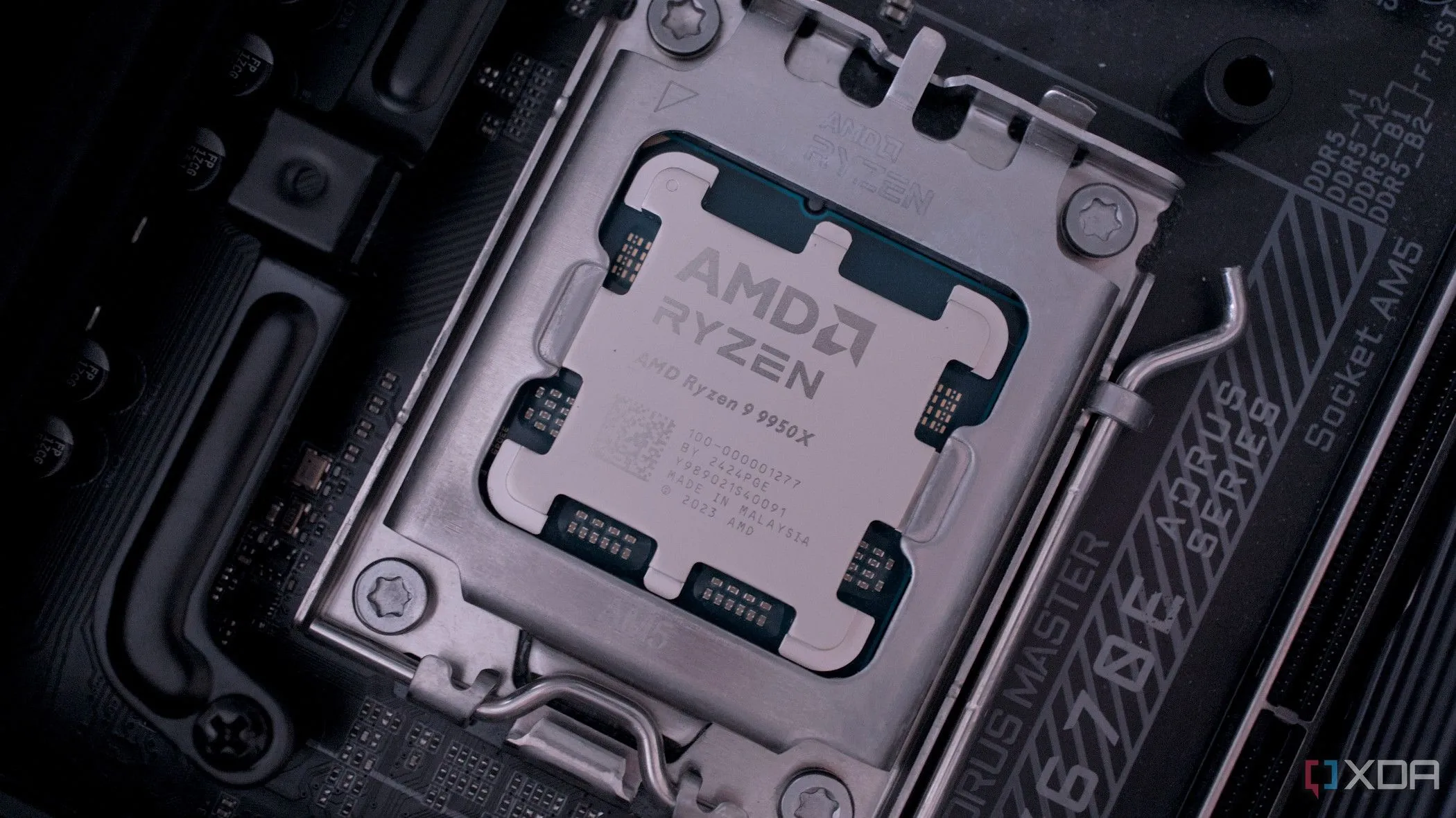 Bộ vi xử lý AMD Ryzen 9 9950X được lắp đặt, minh họa CPU hiệu năng cao với nhiều lõi.