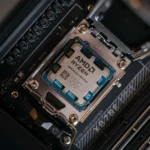 Bộ vi xử lý AMD Ryzen 9 9950X3D gắn trên bo mạch chủ, linh hồn của dàn PC gaming.