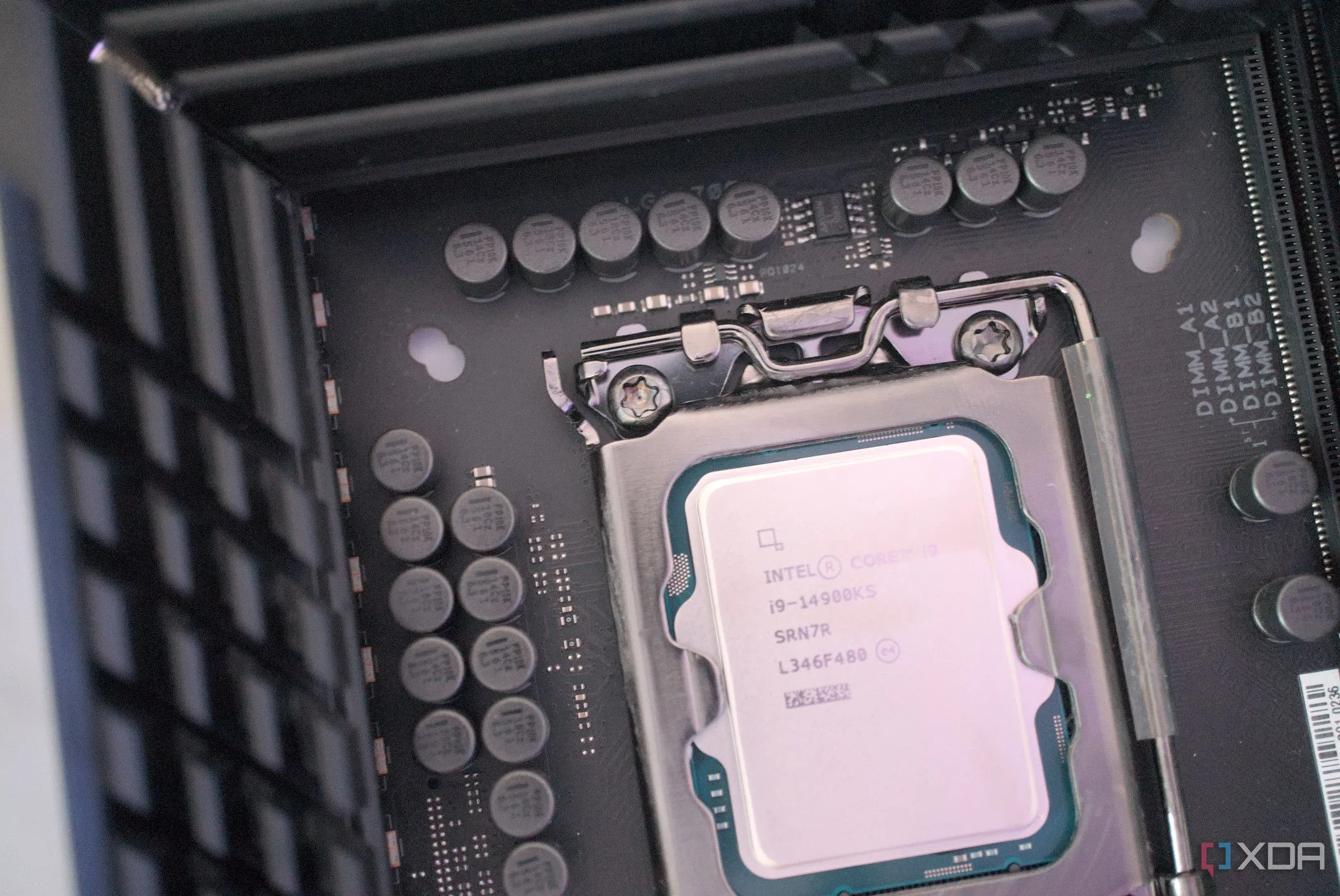 Bộ vi xử lý Intel Core i9-14900KS được lắp đặt trên bo mạch chủ, minh họa cho việc ép xung CPU.