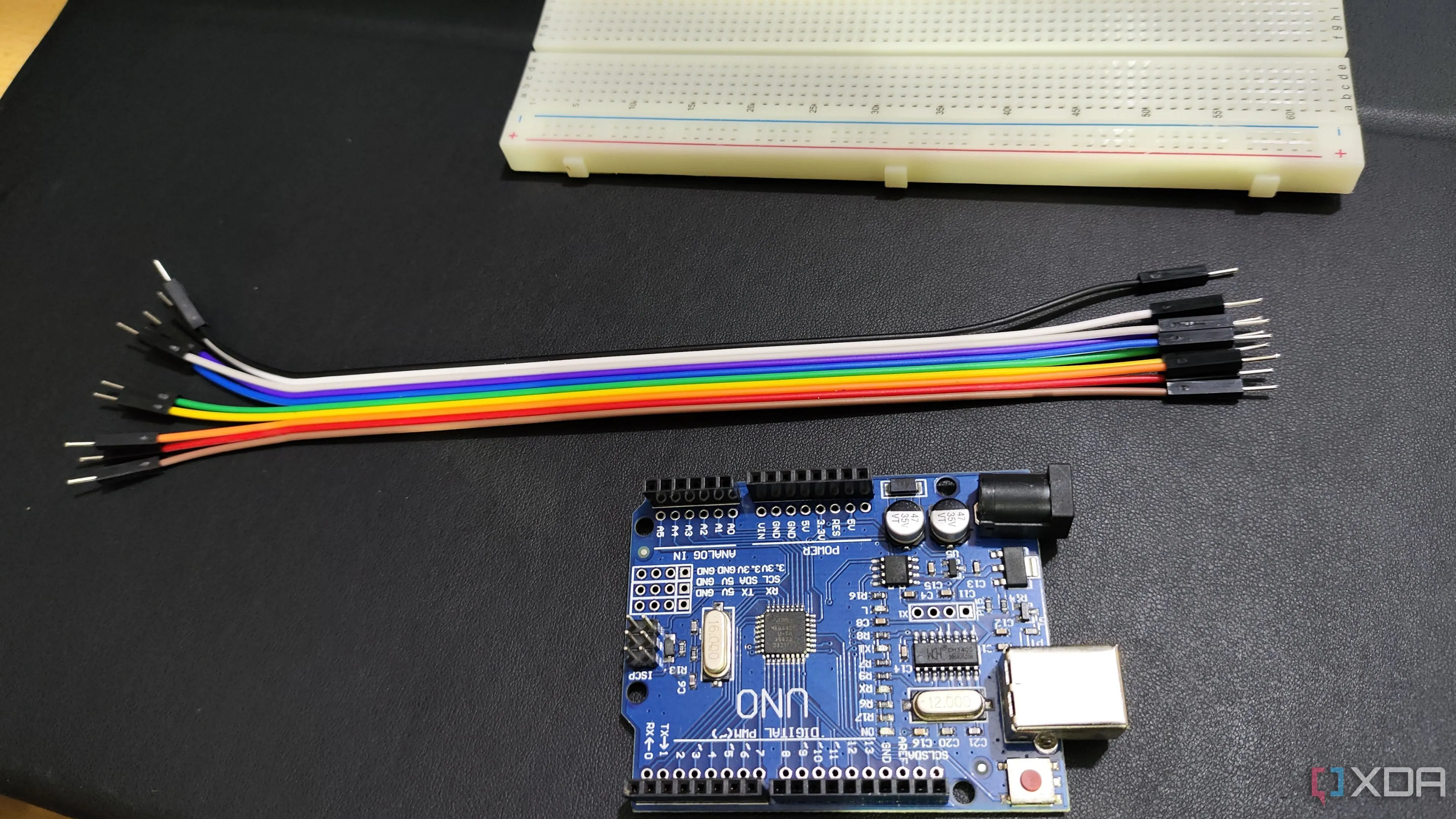 Board mạch Arduino Uno cùng dây jumper và breadboard, minh họa thiết bị có thể truyền dữ liệu qua cổng Serial đến Home Assistant.