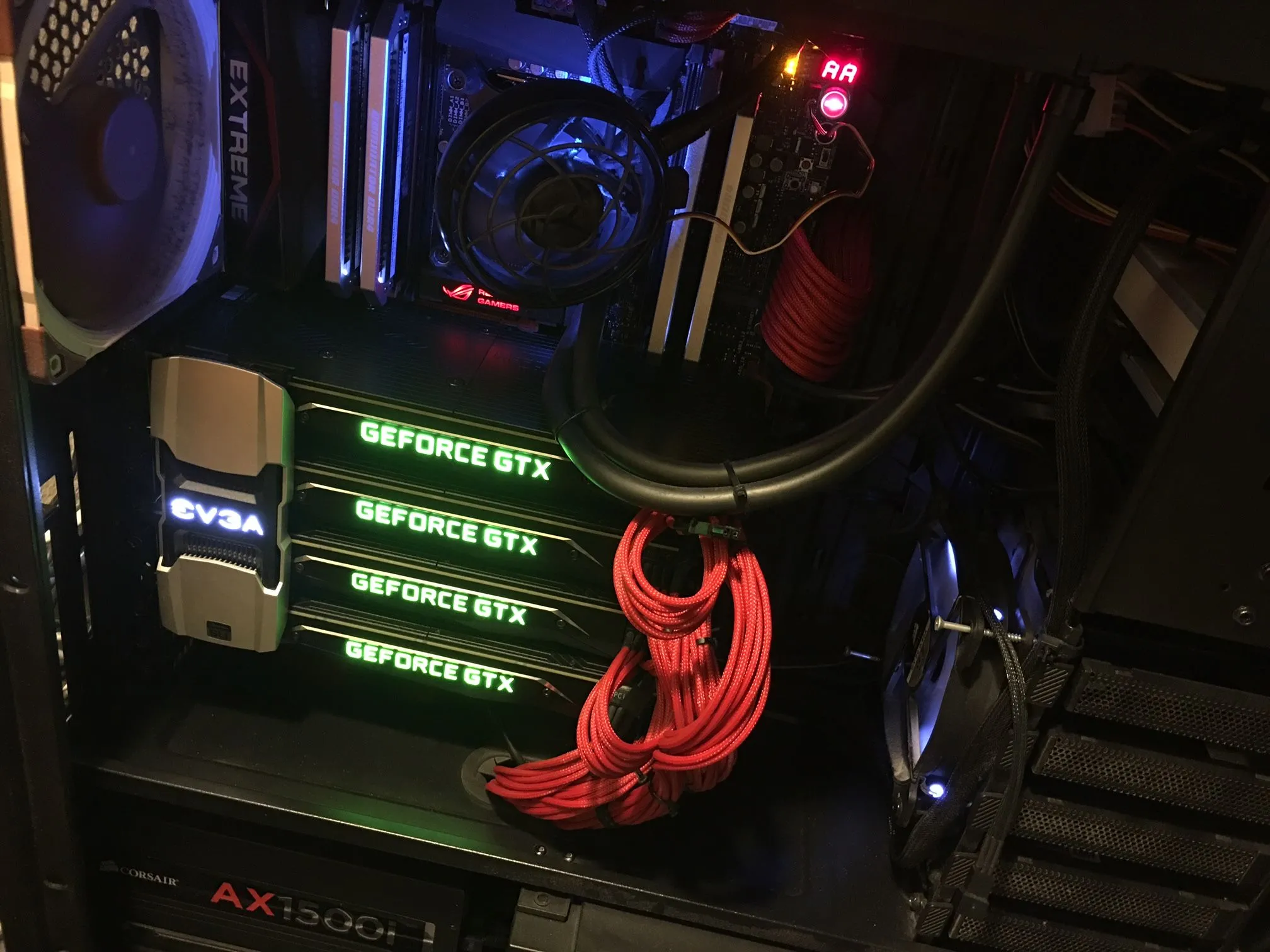 Bốn card đồ họa NVIDIA GeForce GTX Titan (kiến trúc Pascal) được kết nối SLI, minh họa khả năng mở rộng hiệu năng.
