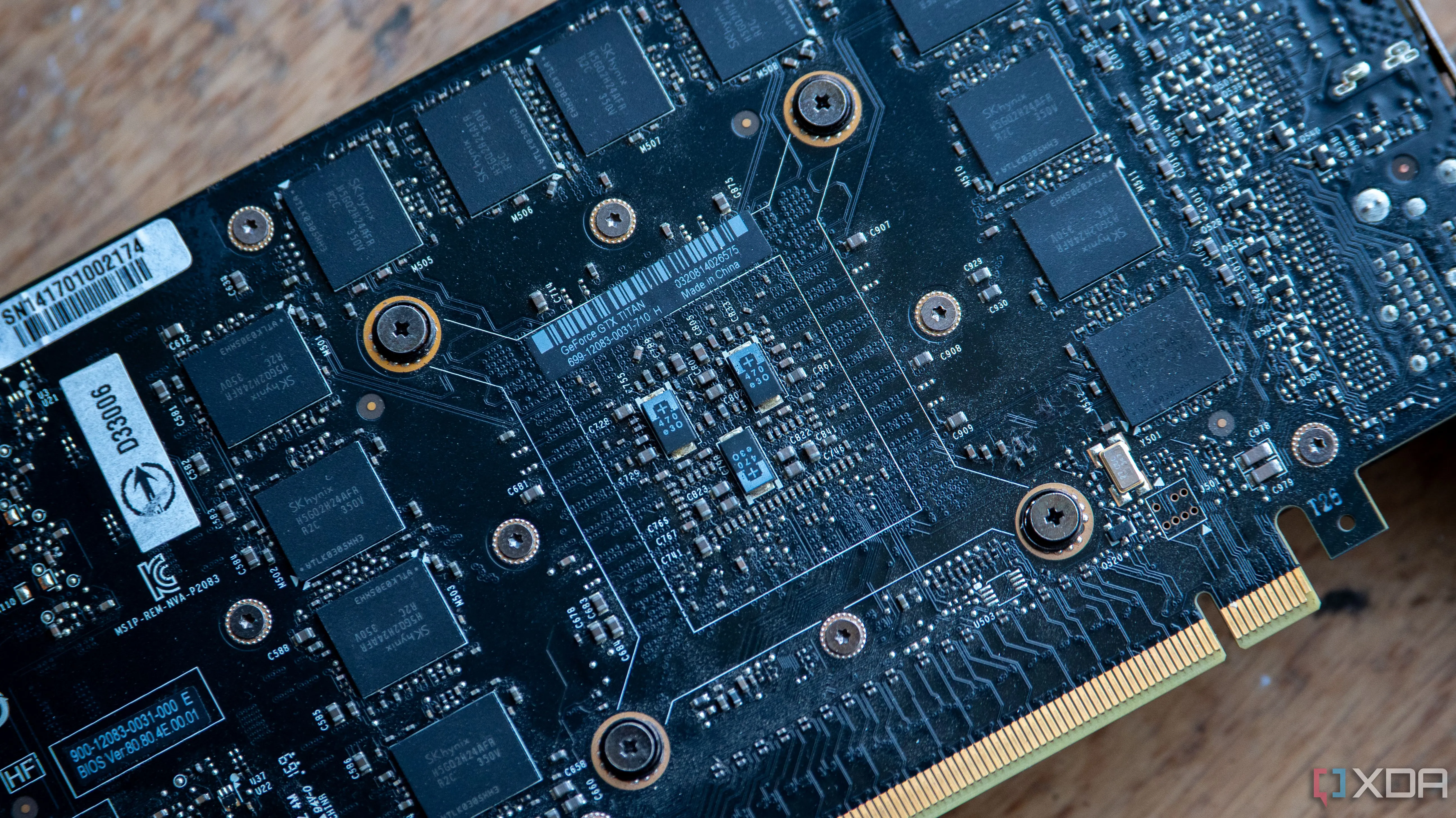Các chip bộ nhớ GDDR5 trên mặt sau của card đồ họa NVIDIA GeForce GTX Titan (2013), thể hiện thiết kế cao cấp và kỹ thuật tiên tiến.