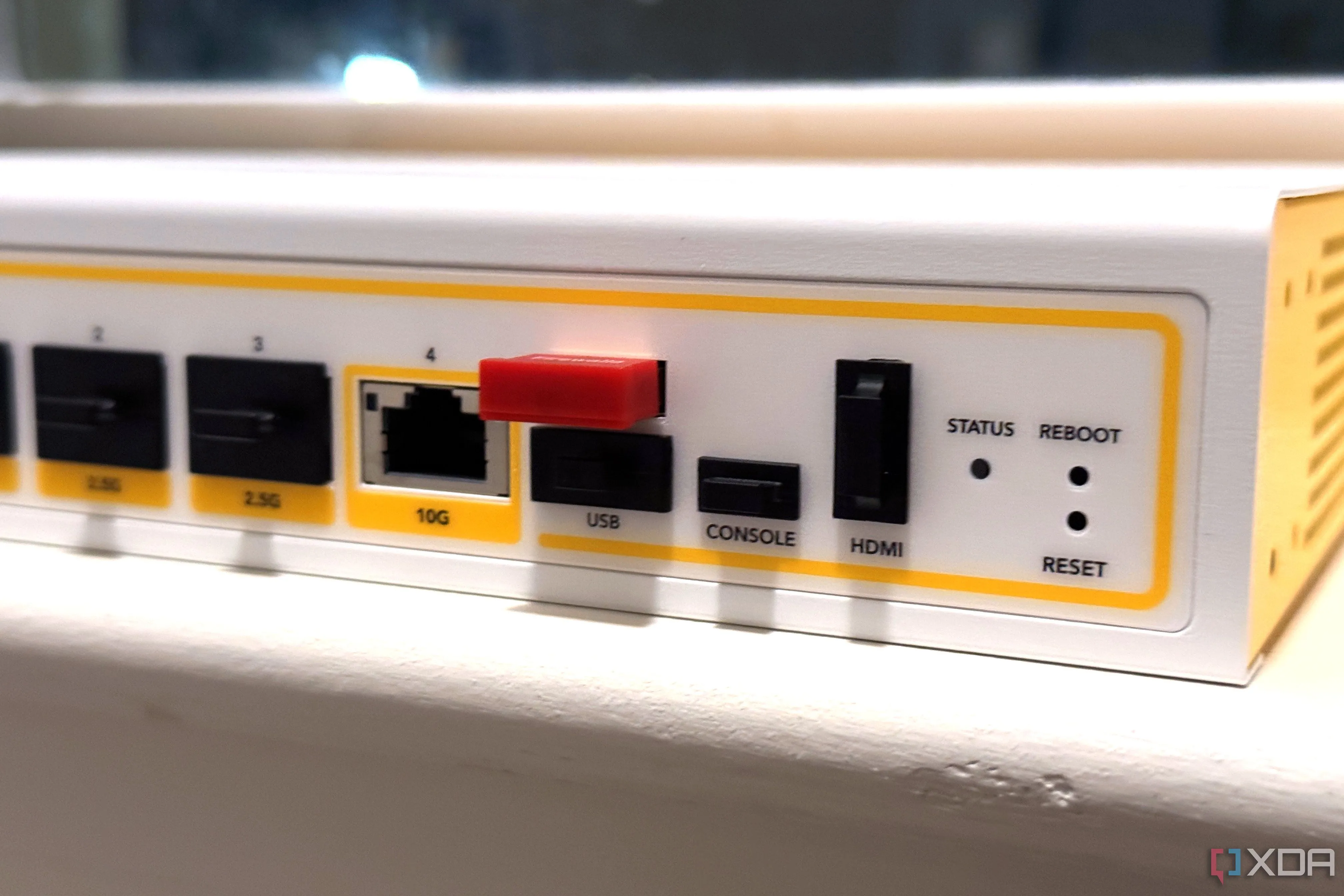 Các cổng kết nối của thiết bị tường lửa cứng Firewalla Gold Pro, nhấn mạnh vai trò của cổng console và VLAN quản lý riêng biệt trong việc bảo trì và khôi phục hệ thống.