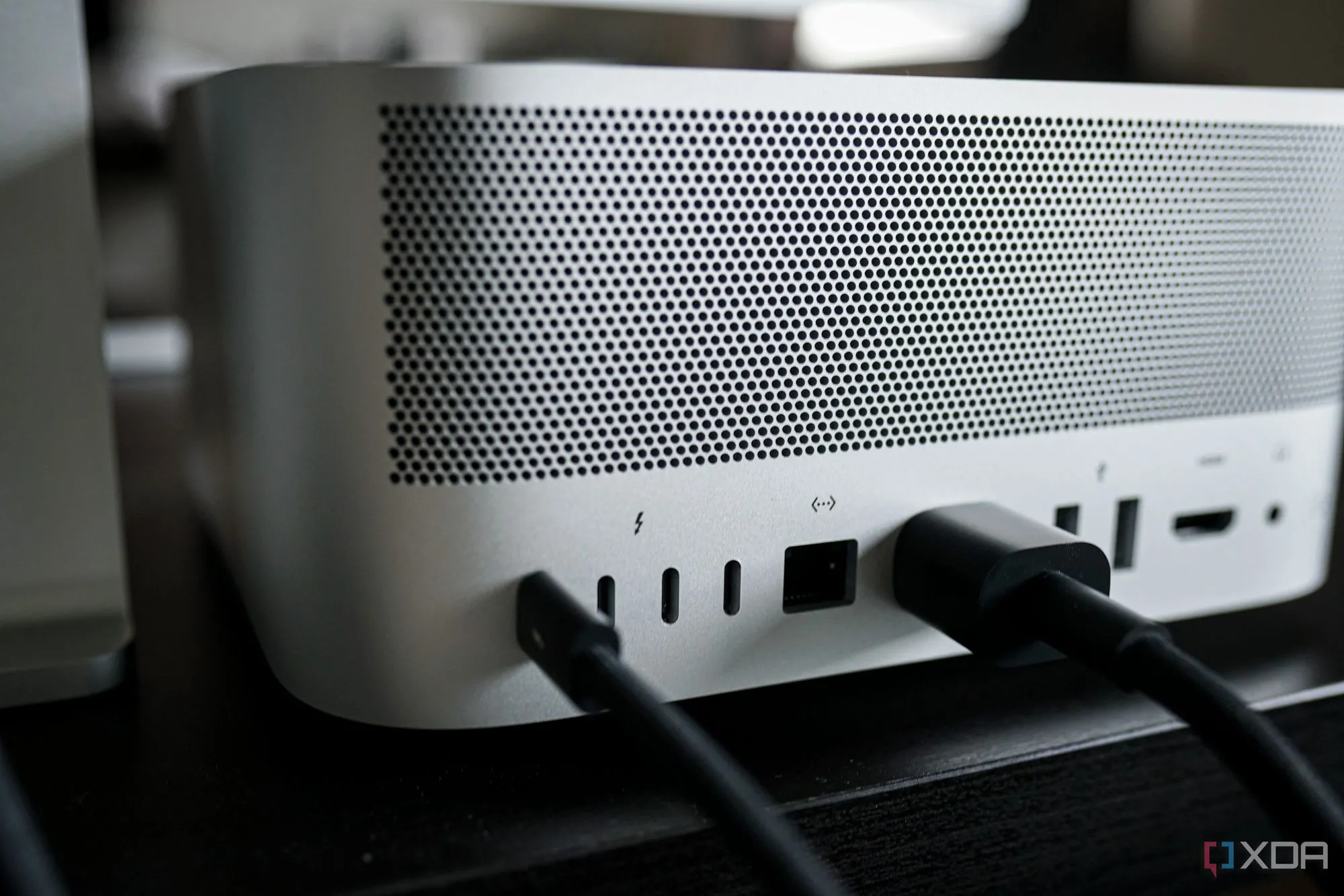 Các cổng kết nối phía sau của Apple Mac Studio M3 Ultra