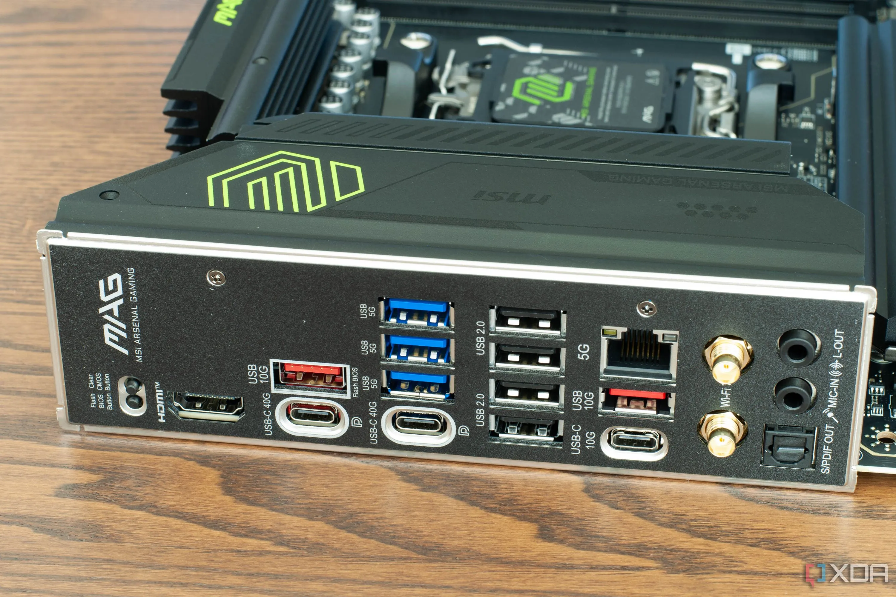 Các cổng kết nối và khu vực âm thanh tích hợp trên bo mạch chủ MSI