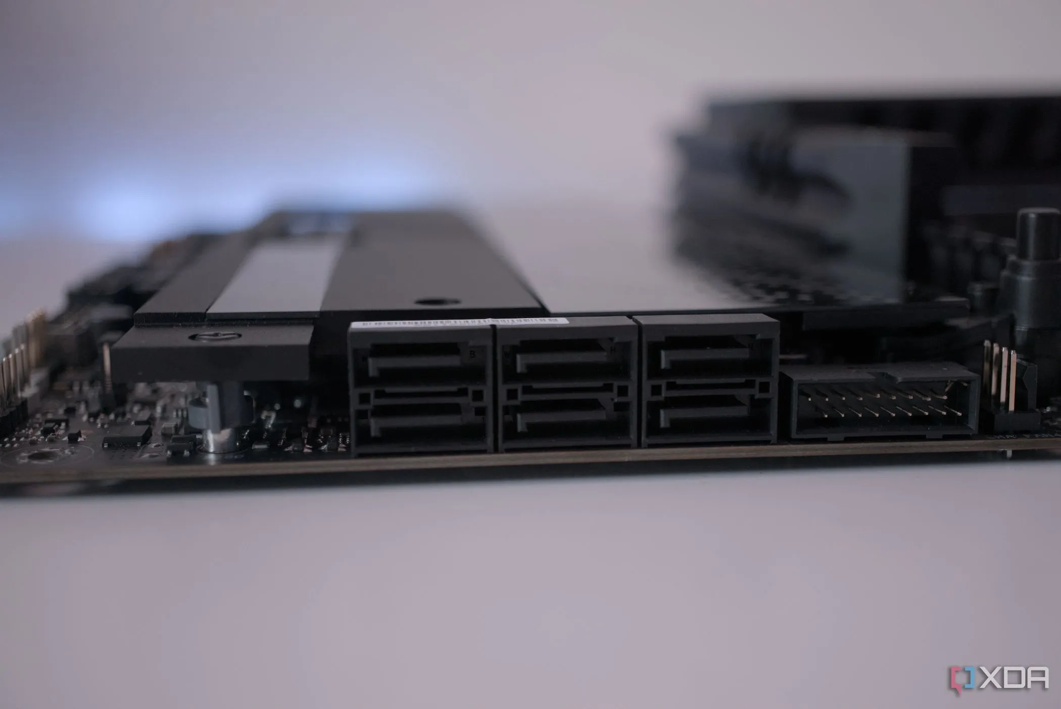 Các cổng SATA trên bo mạch chủ ASUS ROG Crosshair X670E Hero, minh họa sự tiện lợi khi kết nối nhiều ổ SATA SSD mà không tốn làn PCIe.