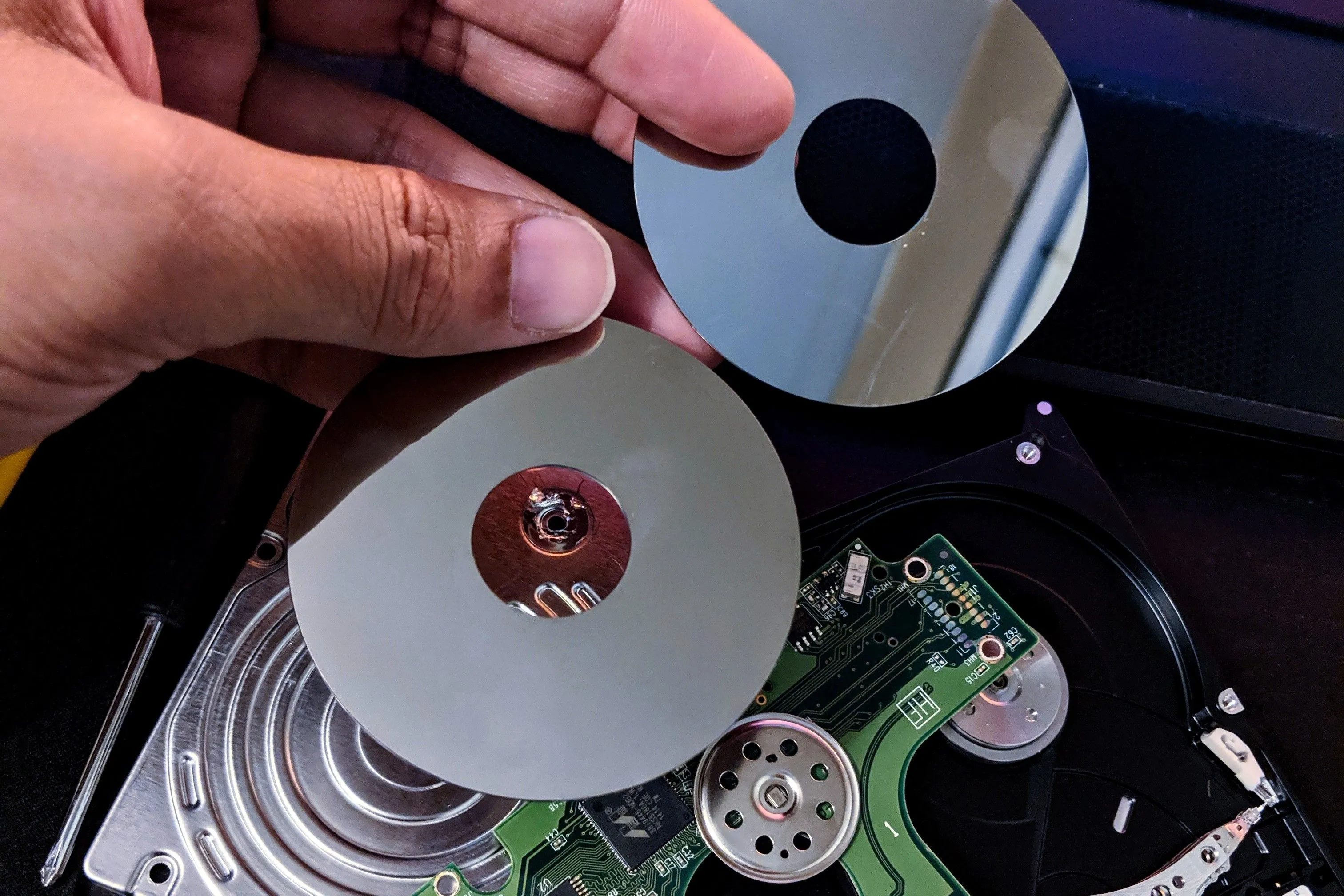 Các đĩa đọc (platter) bên trong ổ cứng HDD đã được tháo rời, minh họa phương pháp hủy vật lý để đảm bảo dữ liệu không thể phục hồi.