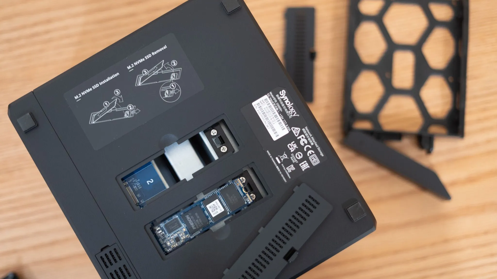 Các khe cắm NVMe trên thiết bị Synology DS925-Plus NAS